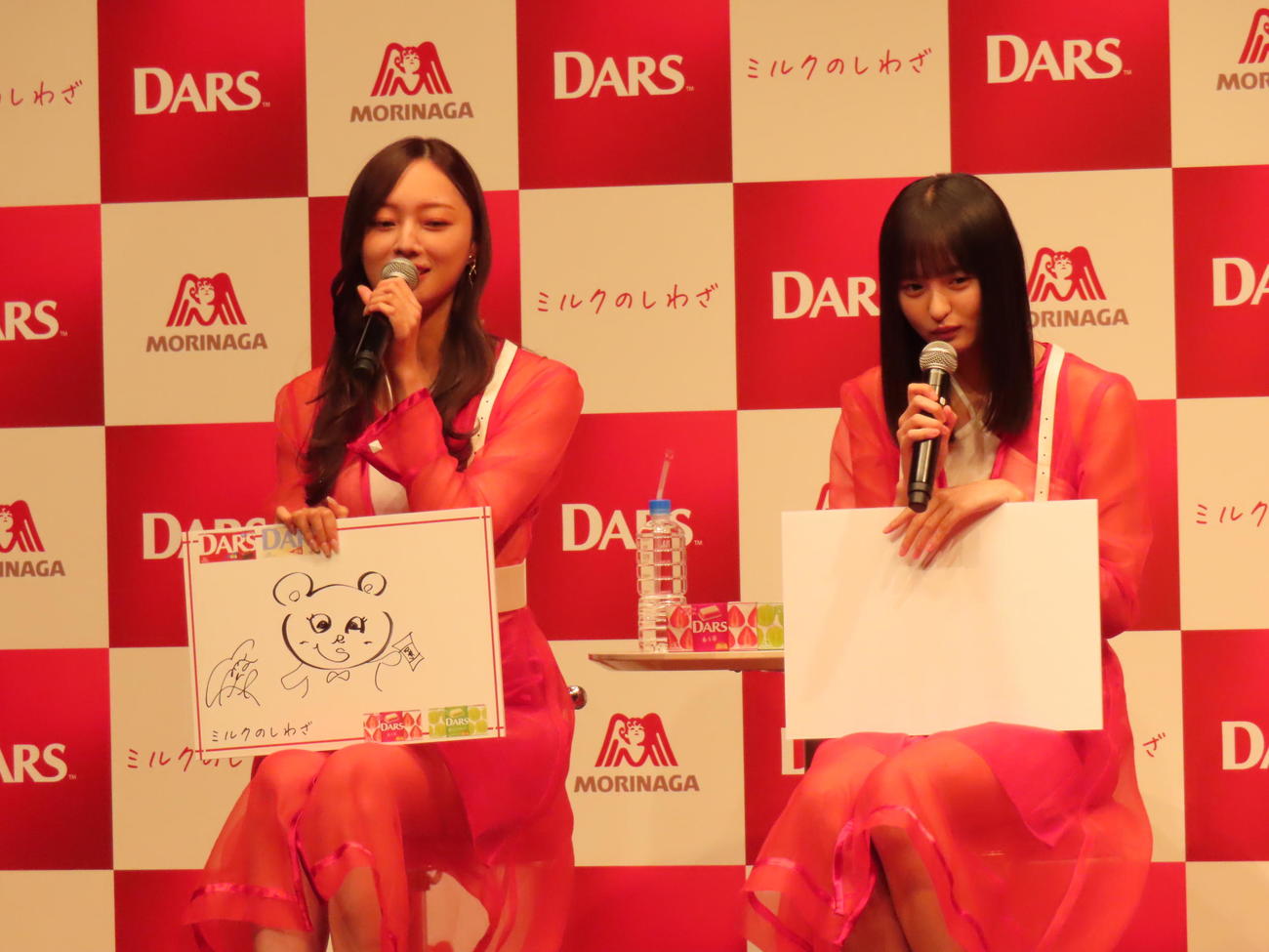 「DARS」新CM発表会でイラストを披露した乃木坂46の梅澤美波（左）と遠藤さくら（撮影・横山慧）