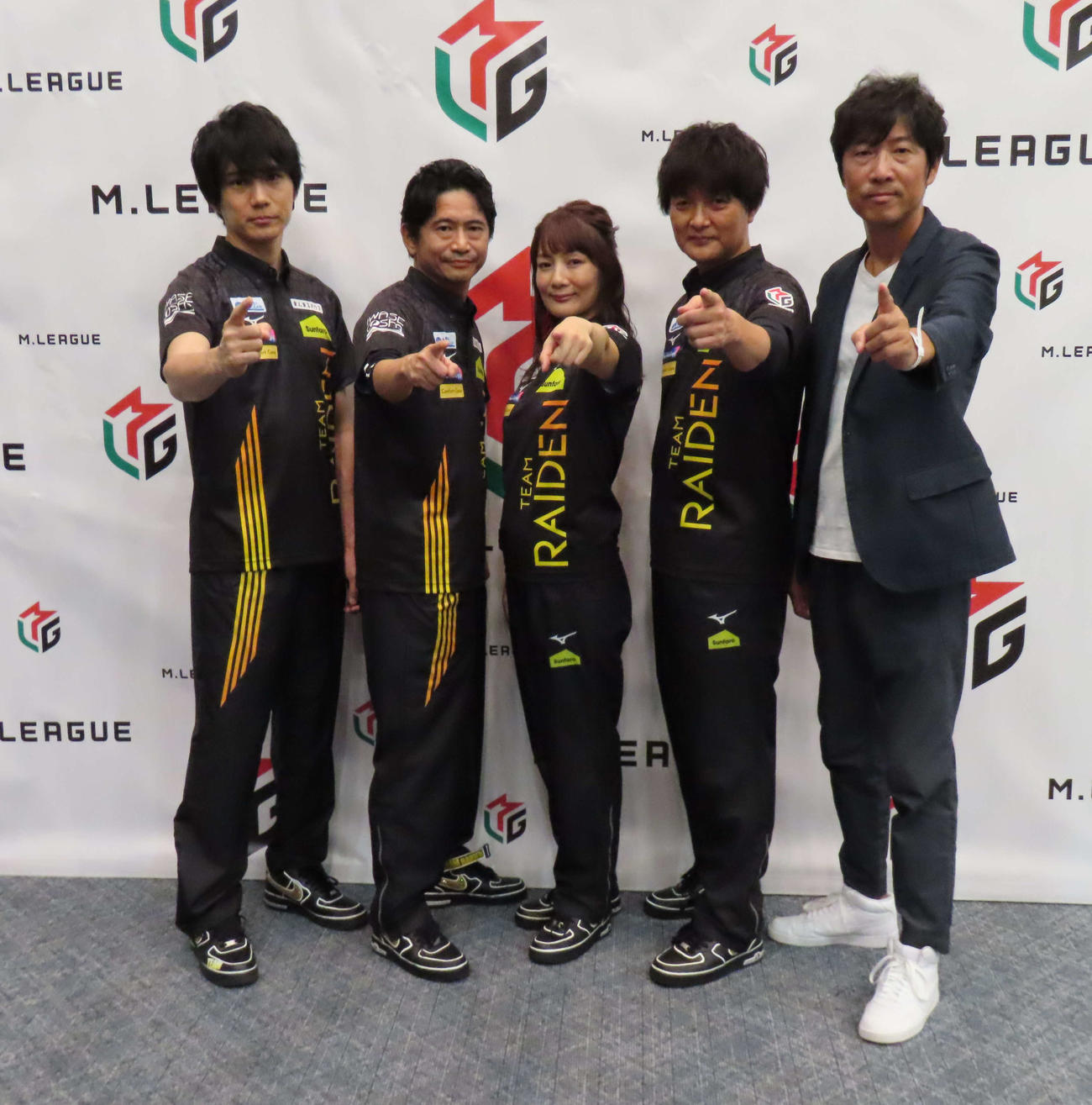 プロ麻雀リーグ「Mリーグ2023－2024」の開幕式を迎えたTEAM RAIDEN／雷電。左から本田朋広、萩原聖人、黒沢咲、瀬戸熊直樹、高柳寛哉監督（撮影・横山慧）