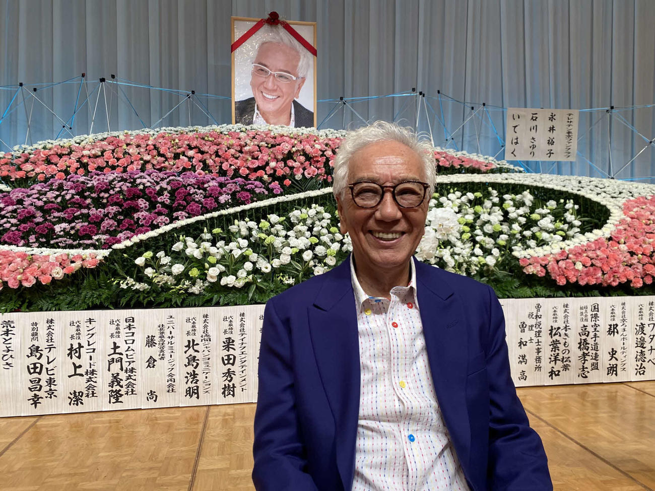 「生存奏」を開催した荒木とよひさ氏