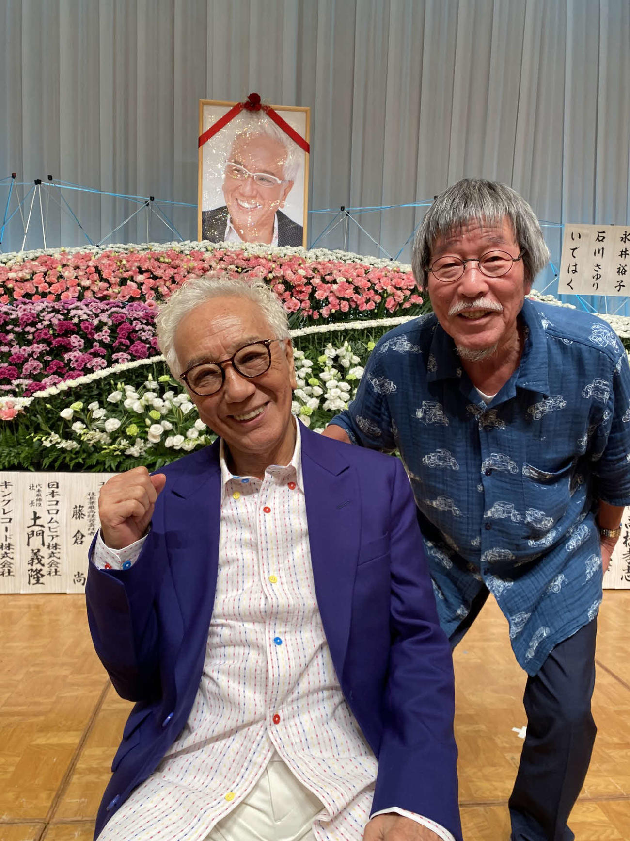 「生存奏」を開催した荒木とよひさ氏（左）、出席した岡千秋氏