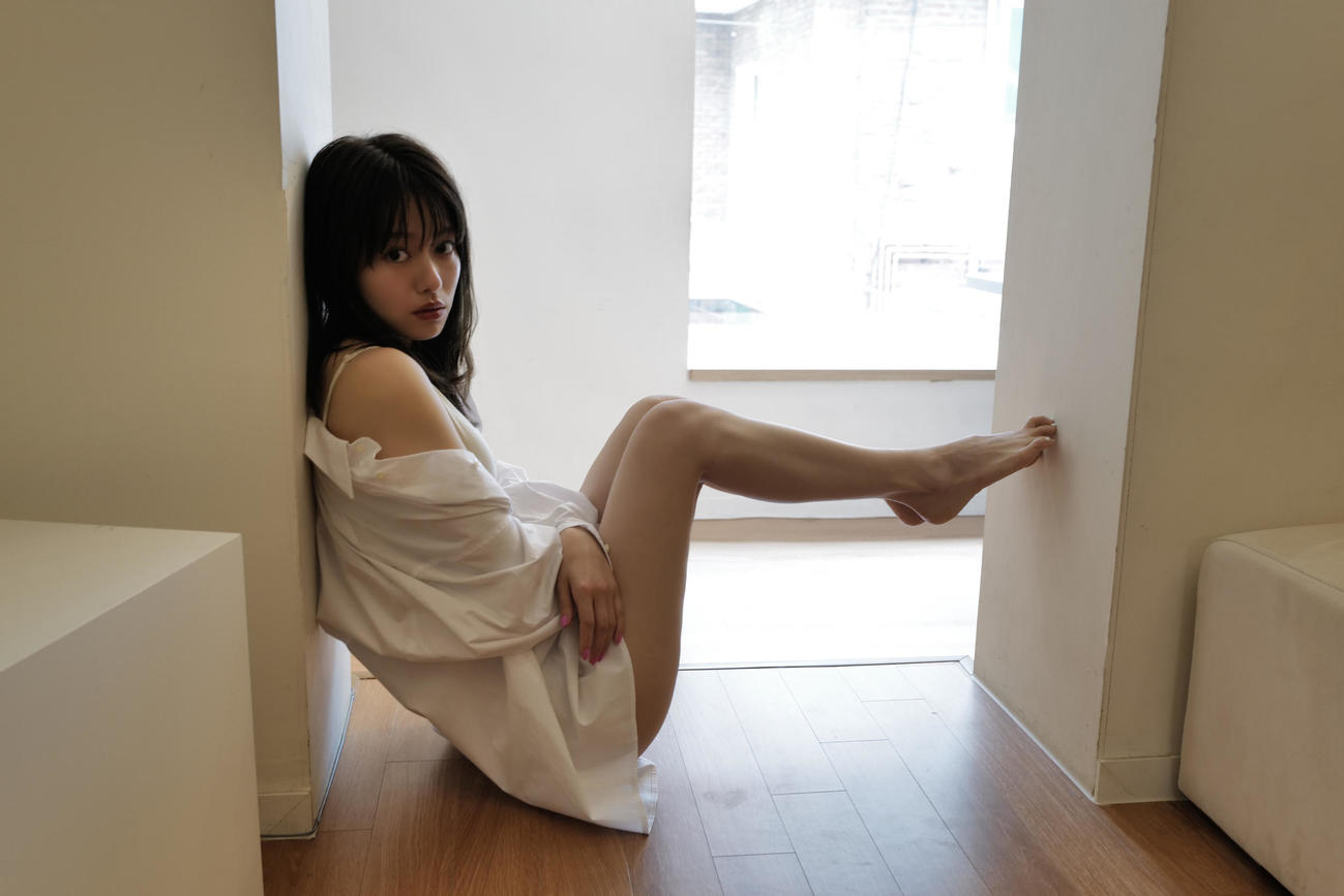 山本舞香初のフォト＆スタイルブック「Bailar」より