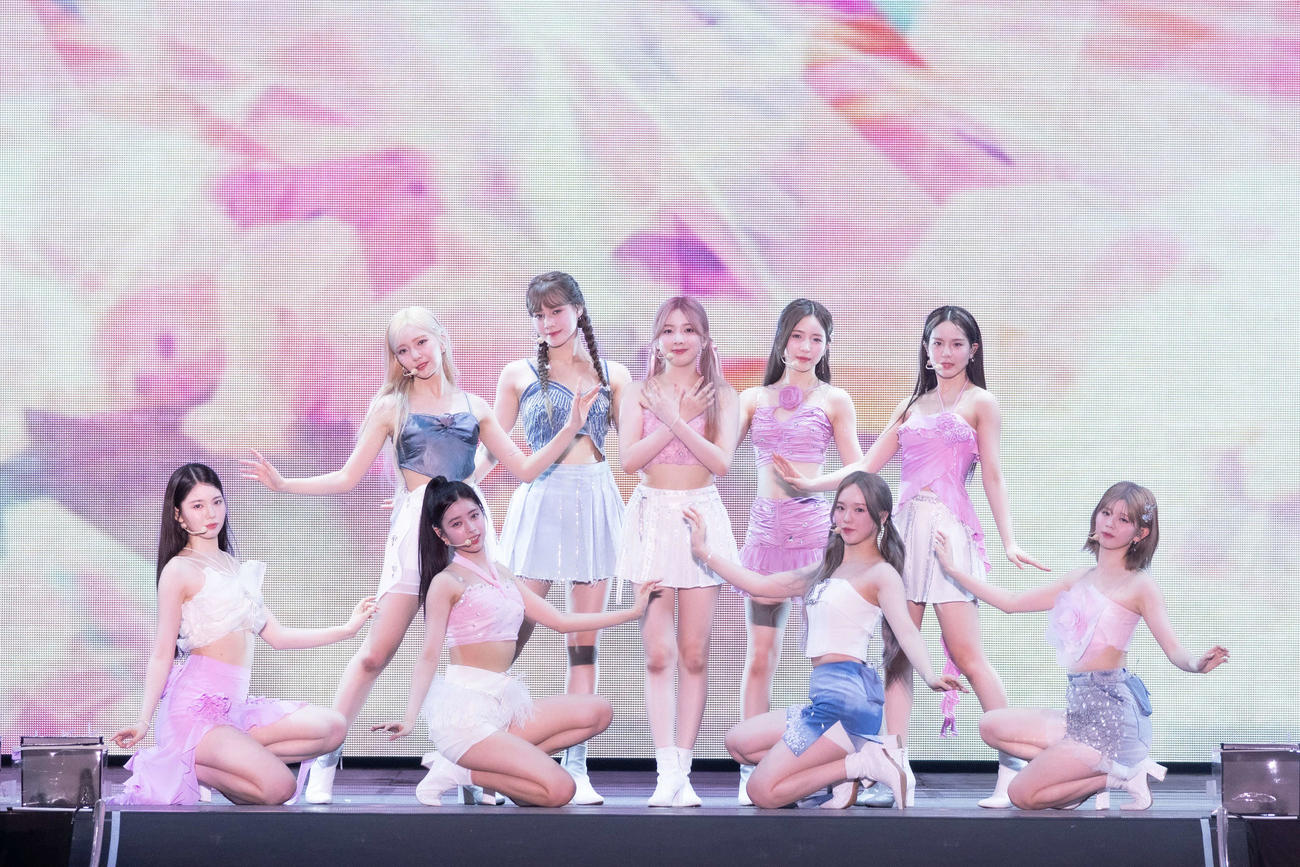 初のスタジアム公演を行ったNiziU。前列左からAYAKA、RIMA、RIO、RIKU、後列左からMAYUKA、NINA、MIIHI、MAYA、MAKO（田中聖太郎氏撮影）