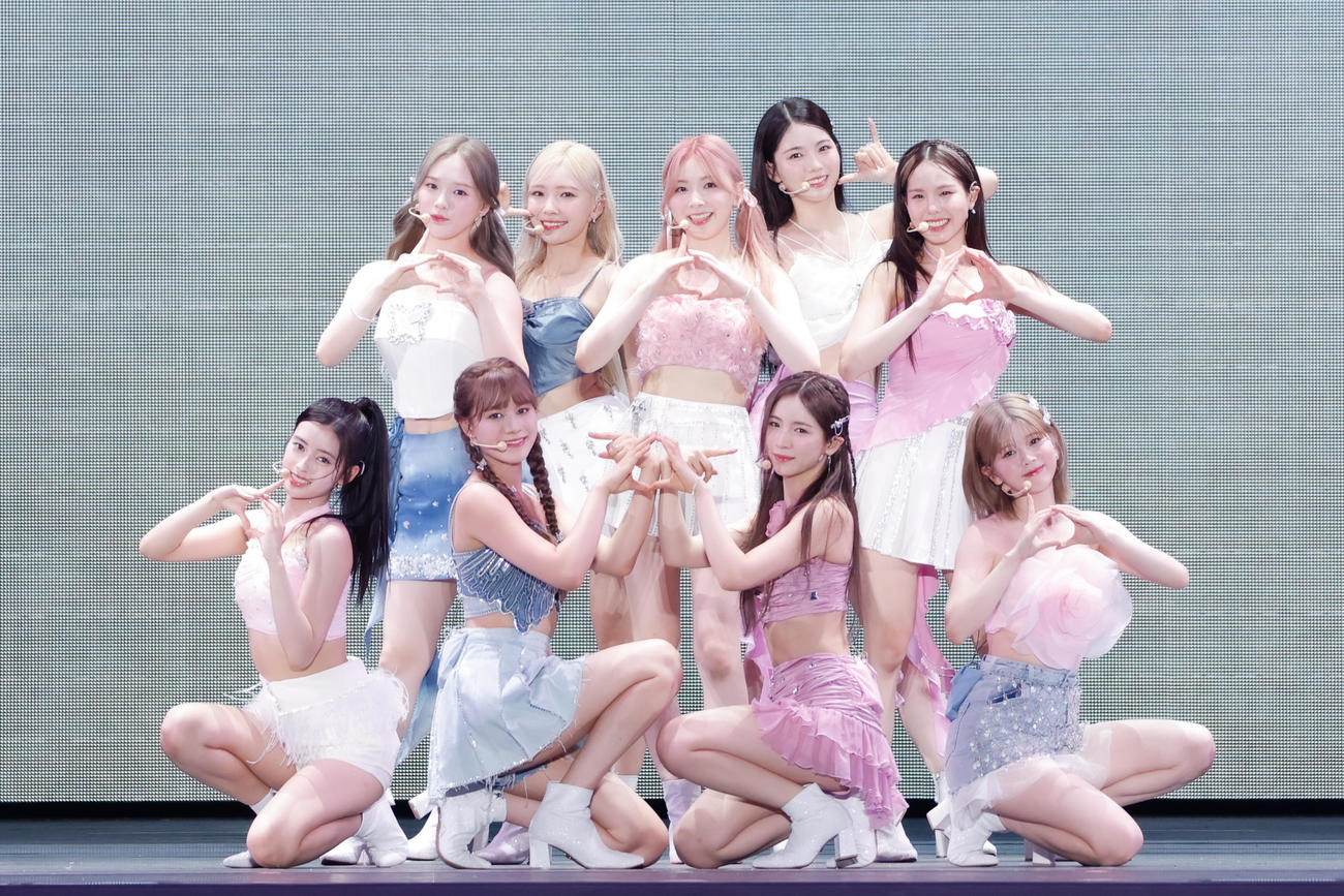 初のスタジアム公演を行ったNiziU。左からRIMA、RIO、NINA、MAYUKA、MIIHI、MAYA、AYAKA、MAKO、RIKU（田中聖太郎氏撮影）