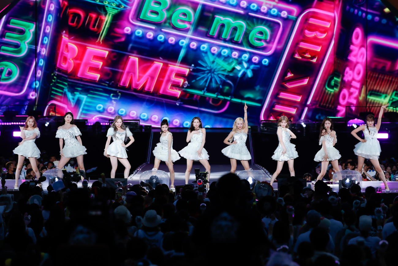 初のスタジアム公演を行ったNiziU。左からMIIHI、AYAKA、RIO、RIMA、MAKO、MAYUKA、RIKU、MAYA、NINA（田中聖太郎氏撮影）