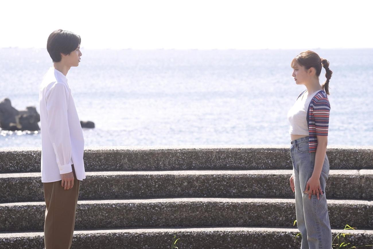 「真夏のシンデレラ」に出演する萩原利久、吉川愛（C）フジテレビ