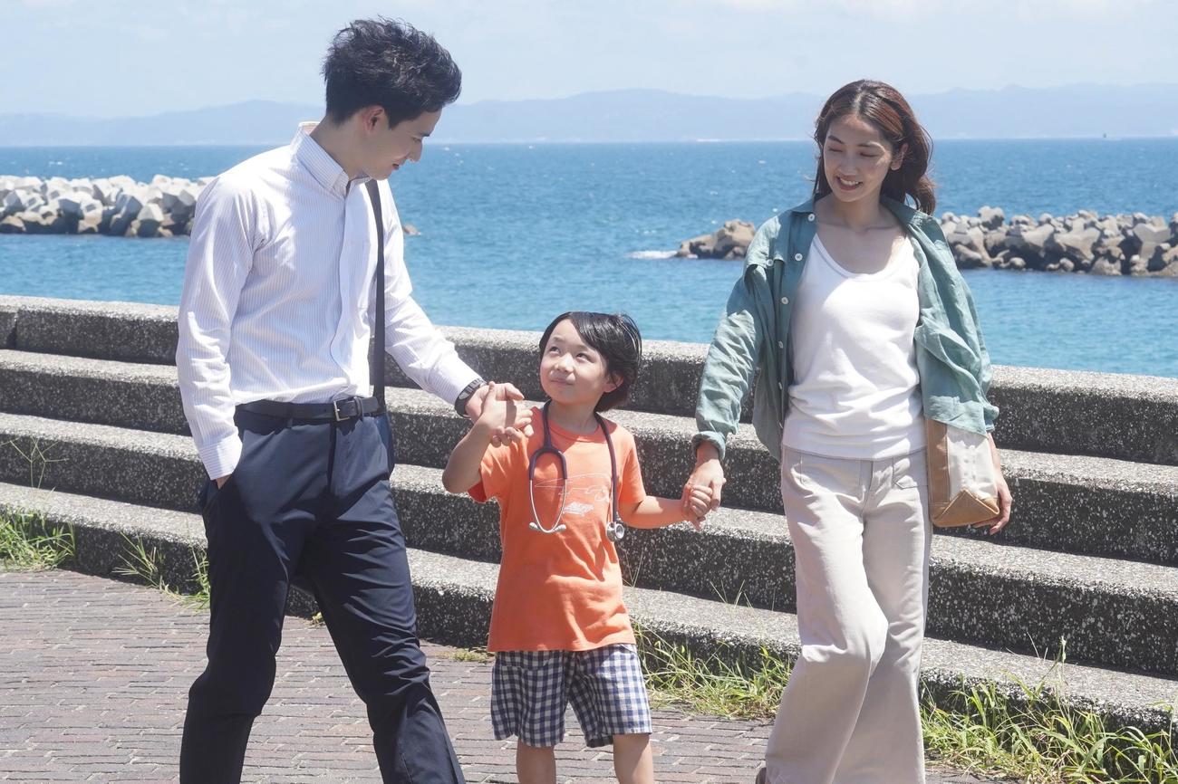 「真夏のシンデレラ」に出演する、左から水上恒司、石塚陸翔、仁村紗和（C）フジテレビ