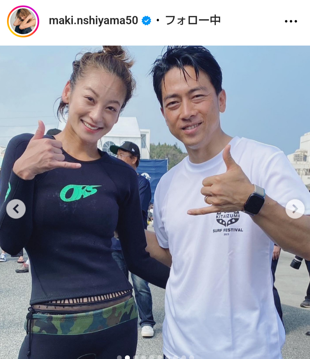 サーフィンイベントに参加し一緒に写真に納まる西山茉希（左）と小泉進次郎氏（西山茉希のインスタグラムから）