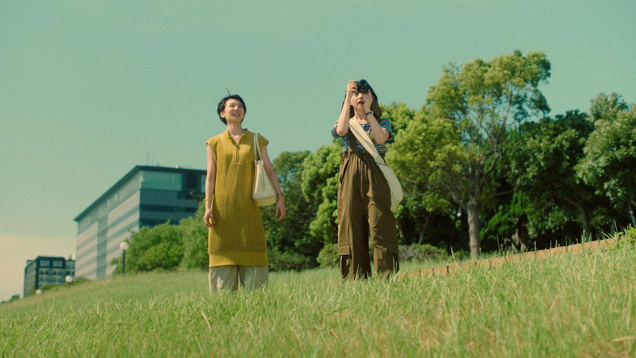 テレビ東京系ドラマ「日常の絶景」に出演する伊藤万理華（右）と石山蓮華（C）「日常の絶景」製作委員会