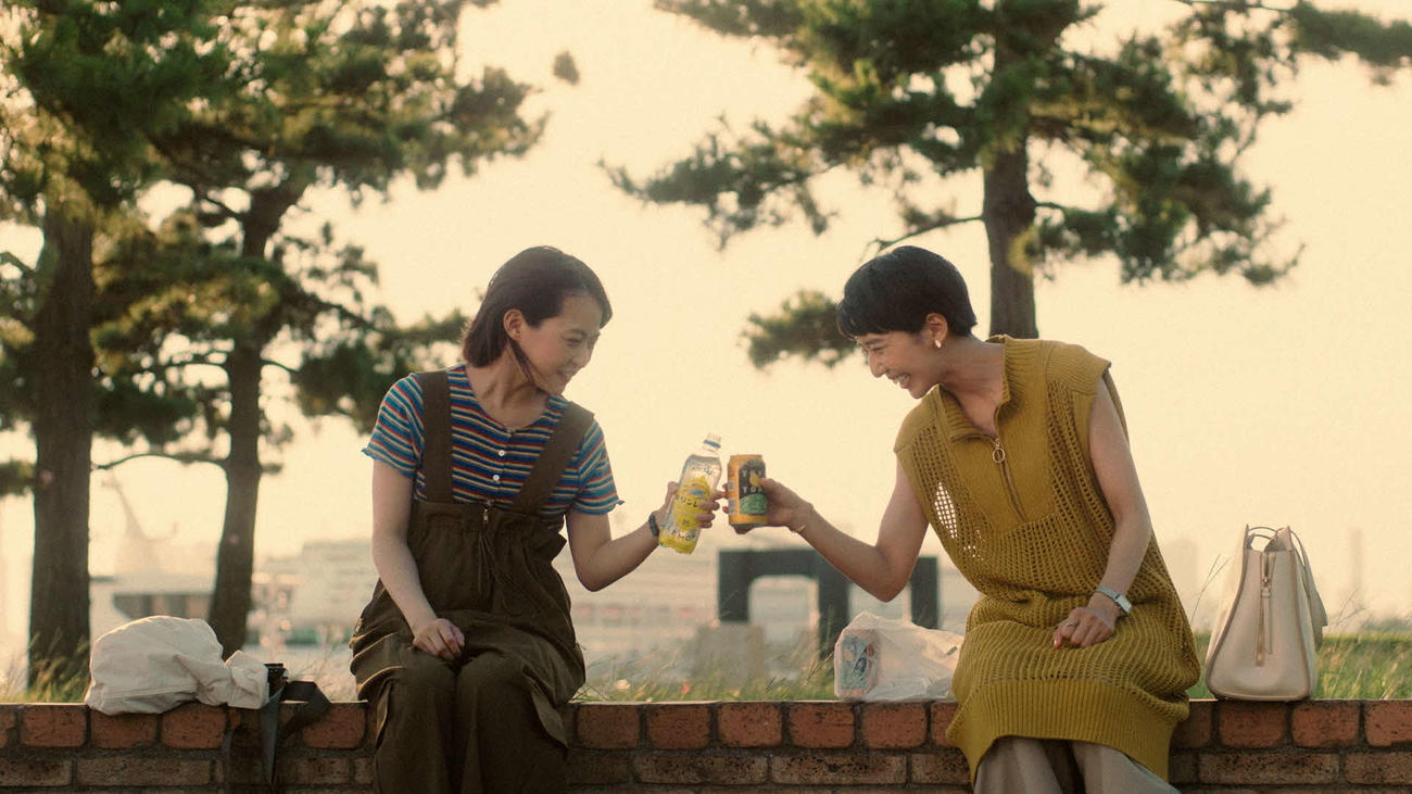 テレビ東京系ドラマ「日常の絶景」に出演する伊藤万理華（左）と石山蓮華（C）「日常の絶景」製作委員会