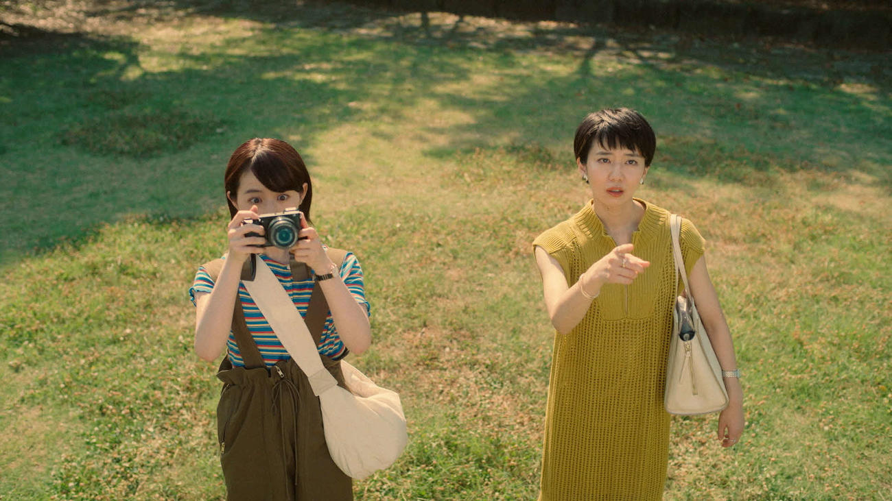 テレビ東京系ドラマ「日常の絶景」に出演する伊藤万理華（左）と石山蓮華（C）「日常の絶景」製作委員会