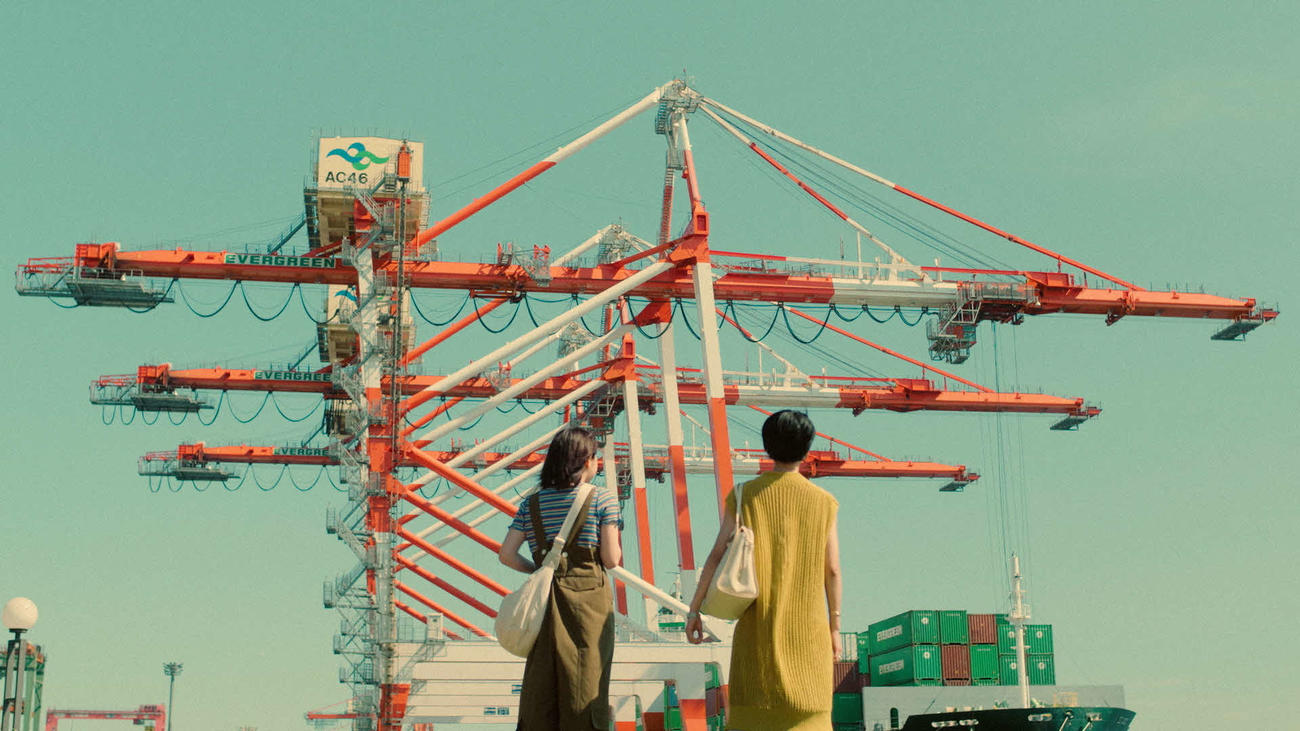 テレビ東京系ドラマ「日常の絶景」に出演する伊藤万理華（右）と石山蓮華（C）「日常の絶景」製作委員会