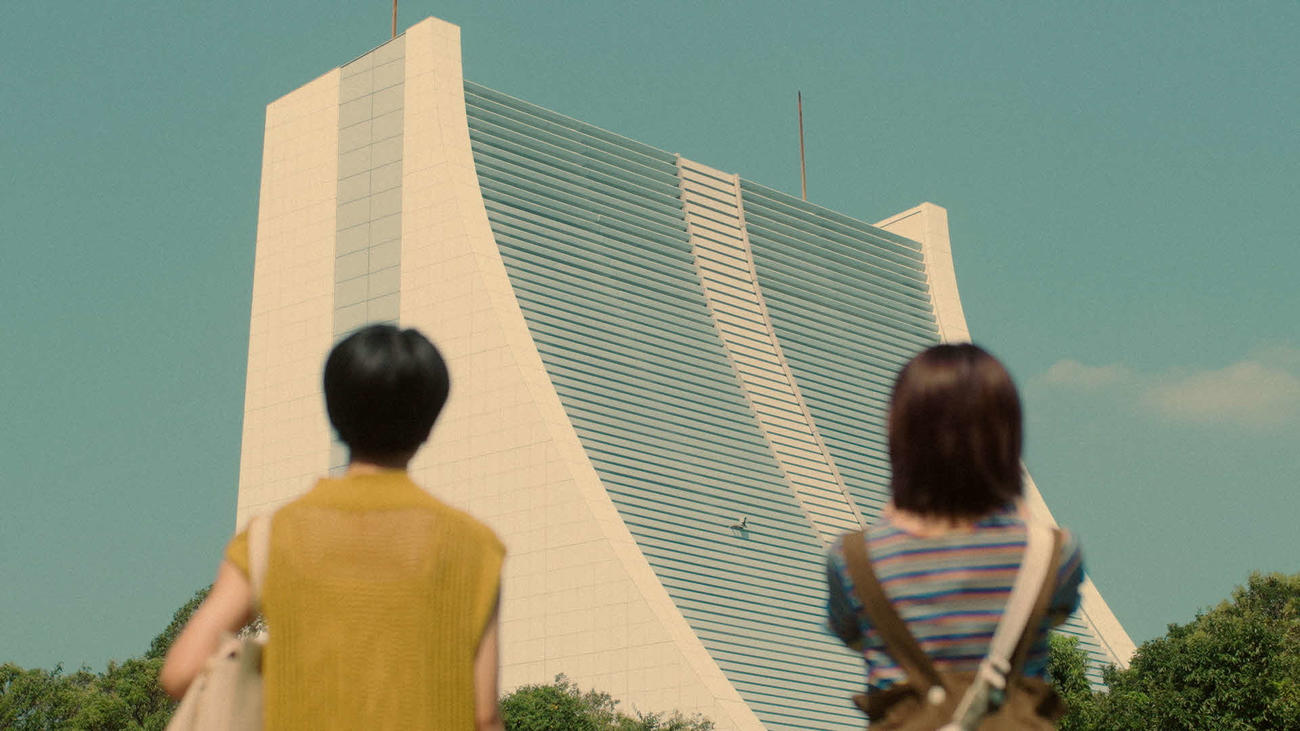 テレビ東京系ドラマ「日常の絶景」に出演する伊藤万理華（右）と石山蓮華（C）「日常の絶景」製作委員会