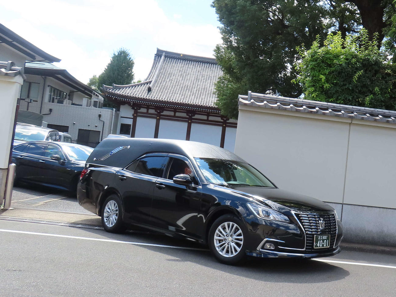 市川猿翁さんの葬儀、告別式での出棺の様子