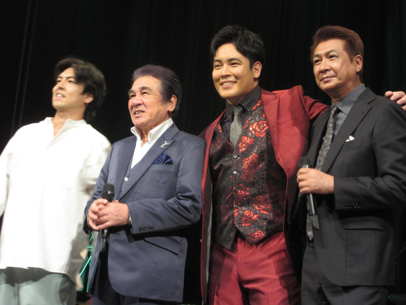勢ぞろいした鳥羽ファミリー。左から木村竜蔵、鳥羽一郎、木村徹二、山川豊