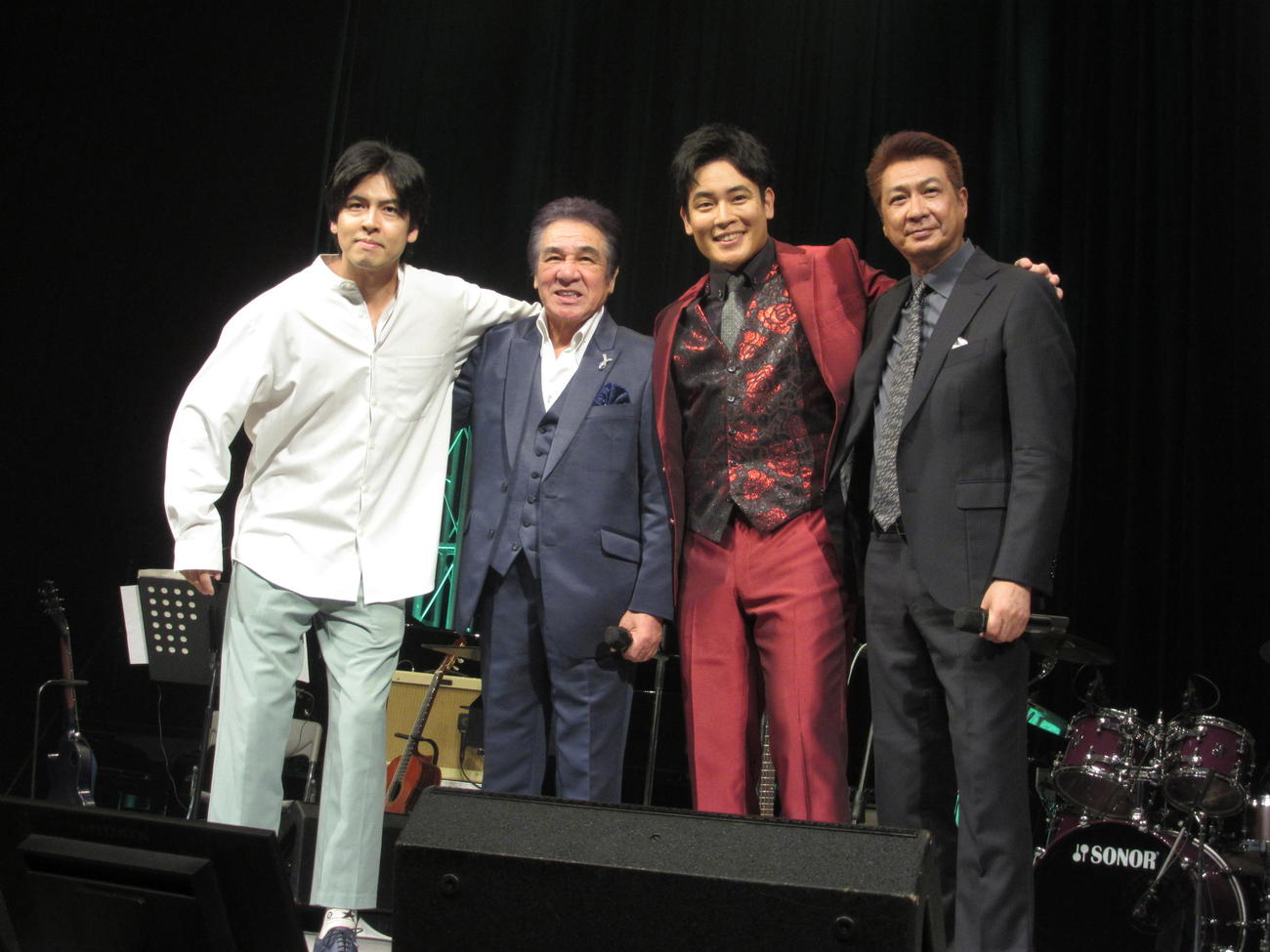 会見した、左から木村竜蔵、鳥羽一郎、木村徹二、山川豊