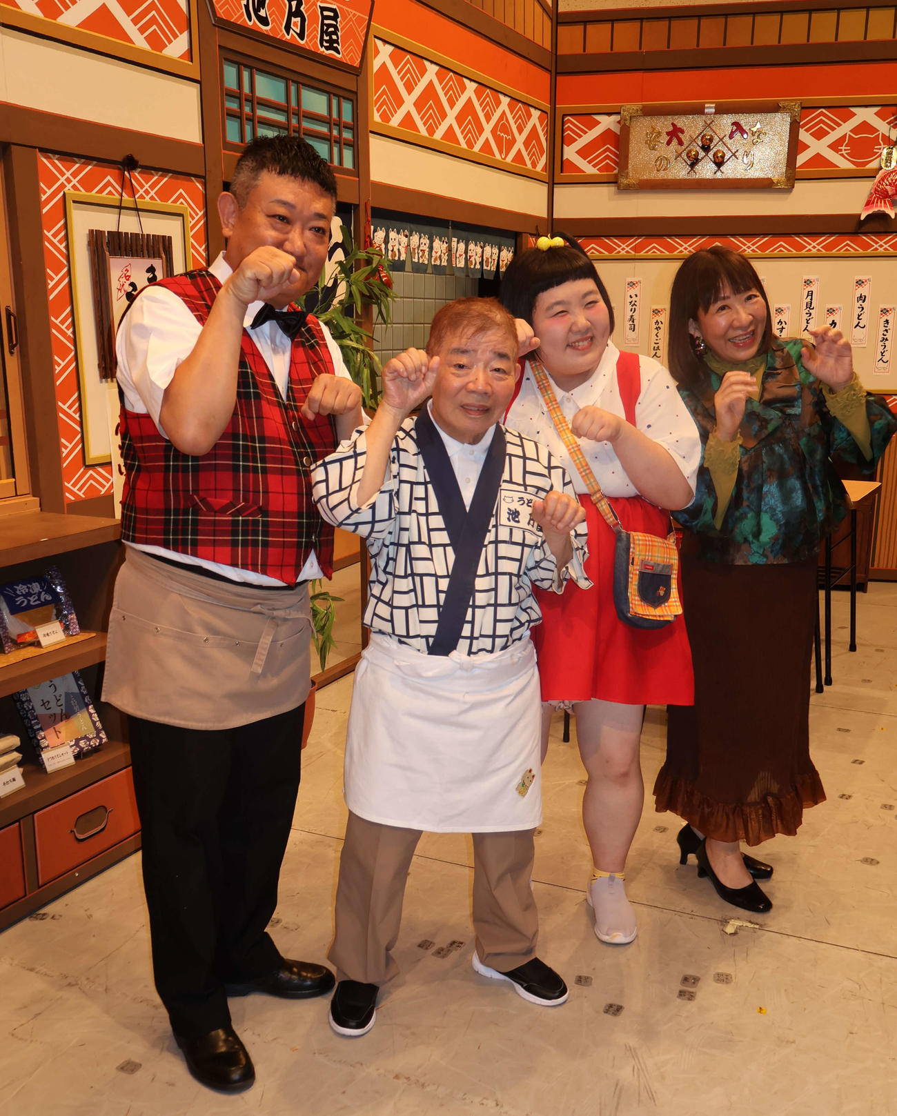傘寿記念の座長公演を務めた池乃めだか（左から2人目）と、共演した（左から）烏川耕一、酒井藍、浅香あき恵（撮影・村上久美子）