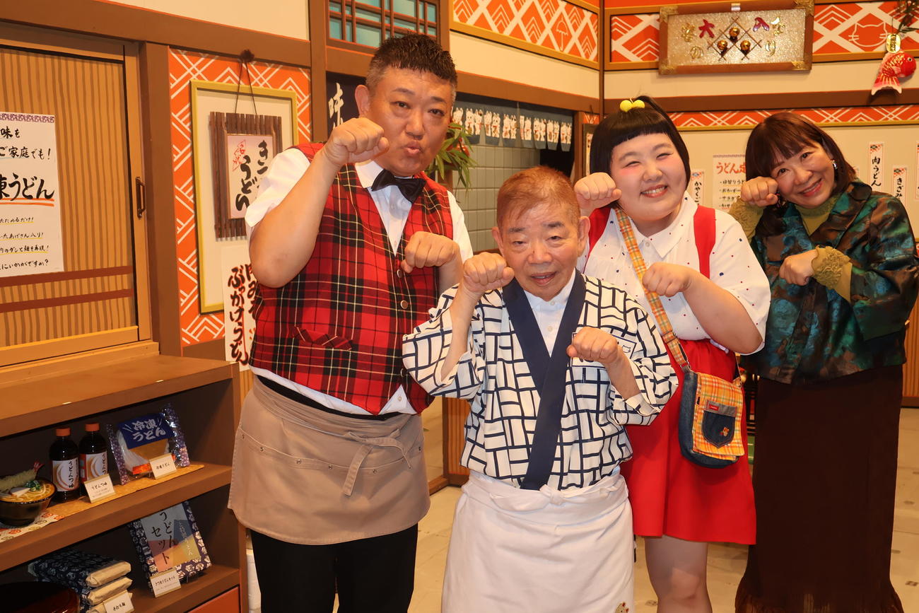 傘寿記念の座長公演を務めた池乃めだか（左から2人目）と、共演した（左から）烏川耕一、酒井藍、浅香あき恵（撮影・村上久美子）