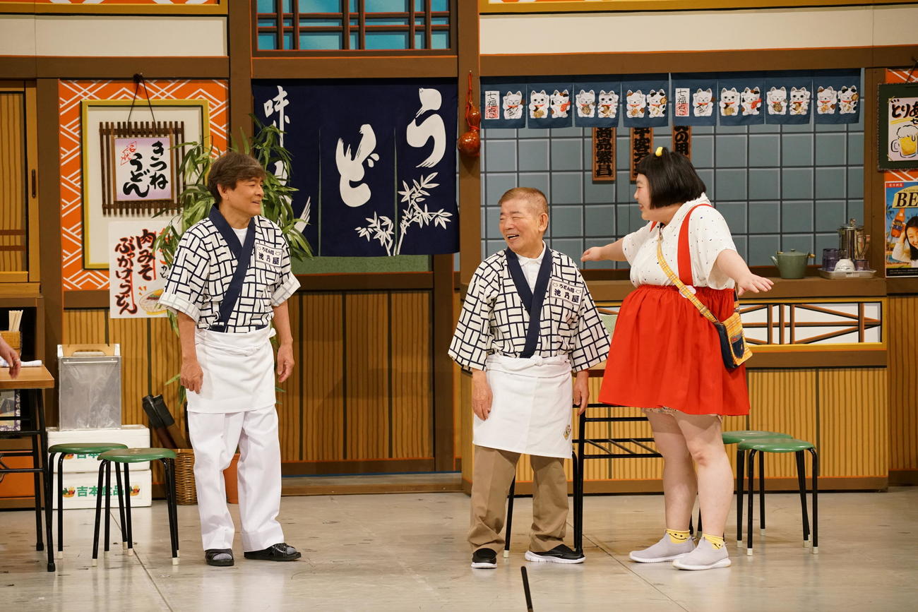 最年長座長を務めた池乃めだか（中央）と、共演した内場勝則（左端）酒井藍ら最年長座長を務めた池乃めだか（中央）と、共演した内場勝則（左端）酒井藍ら