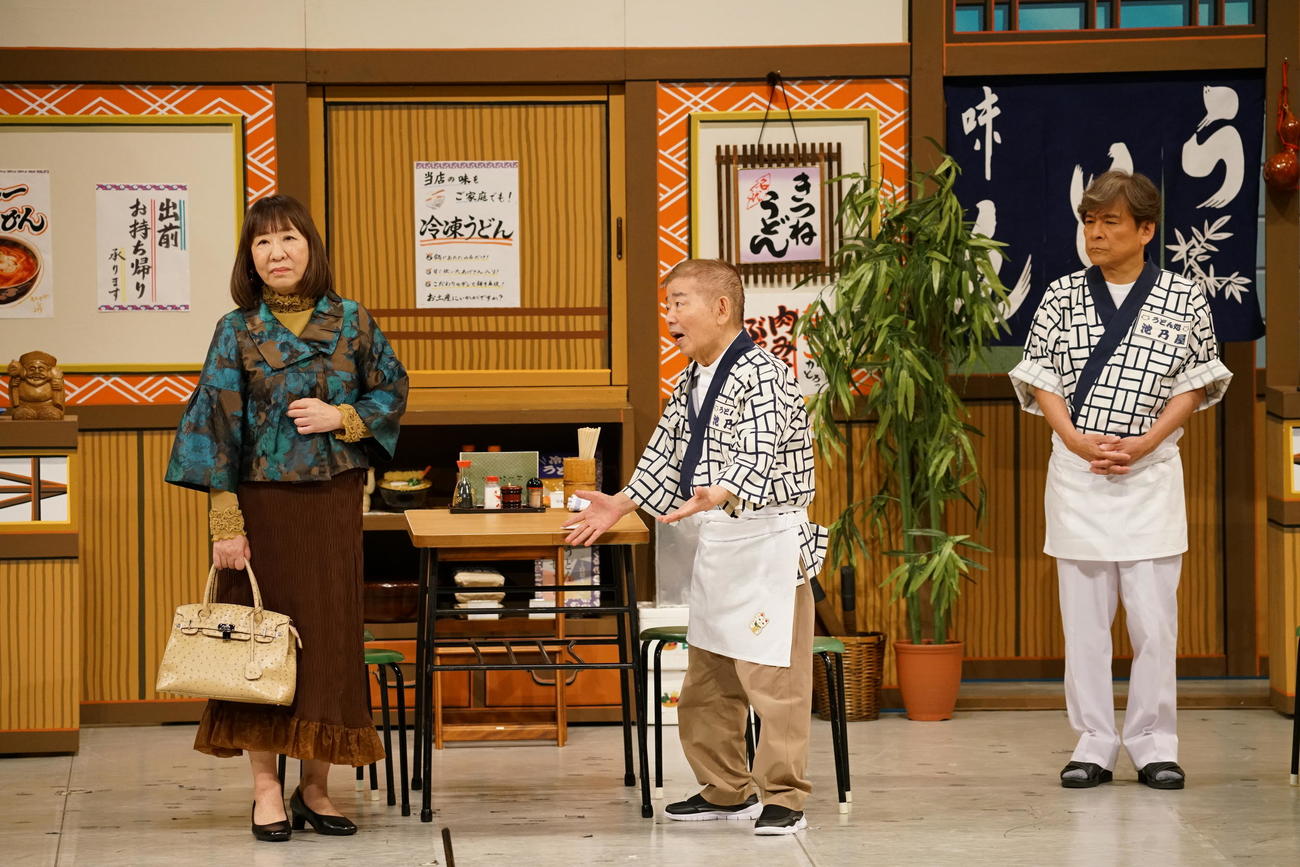 内場勝則（右端）浅香あき恵（左端）ら、仲間とともに声を張り上げる池乃めだか