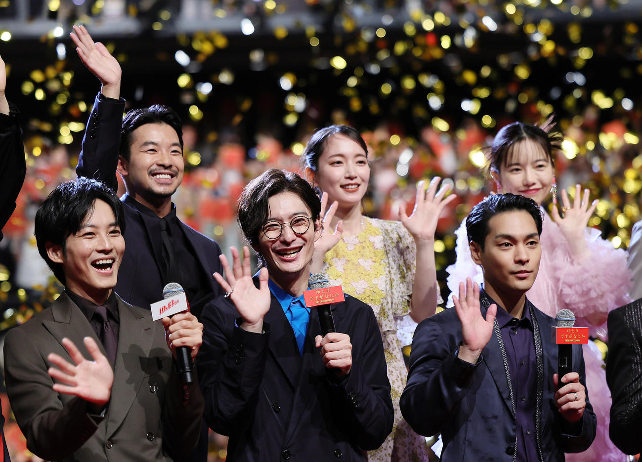 記念撮影に笑顔を見せる、前列左から松坂桃李、岡田将生、柳楽優弥、後列左から仲野太賀、吉岡里帆、島崎遥香（撮影・足立雅史）