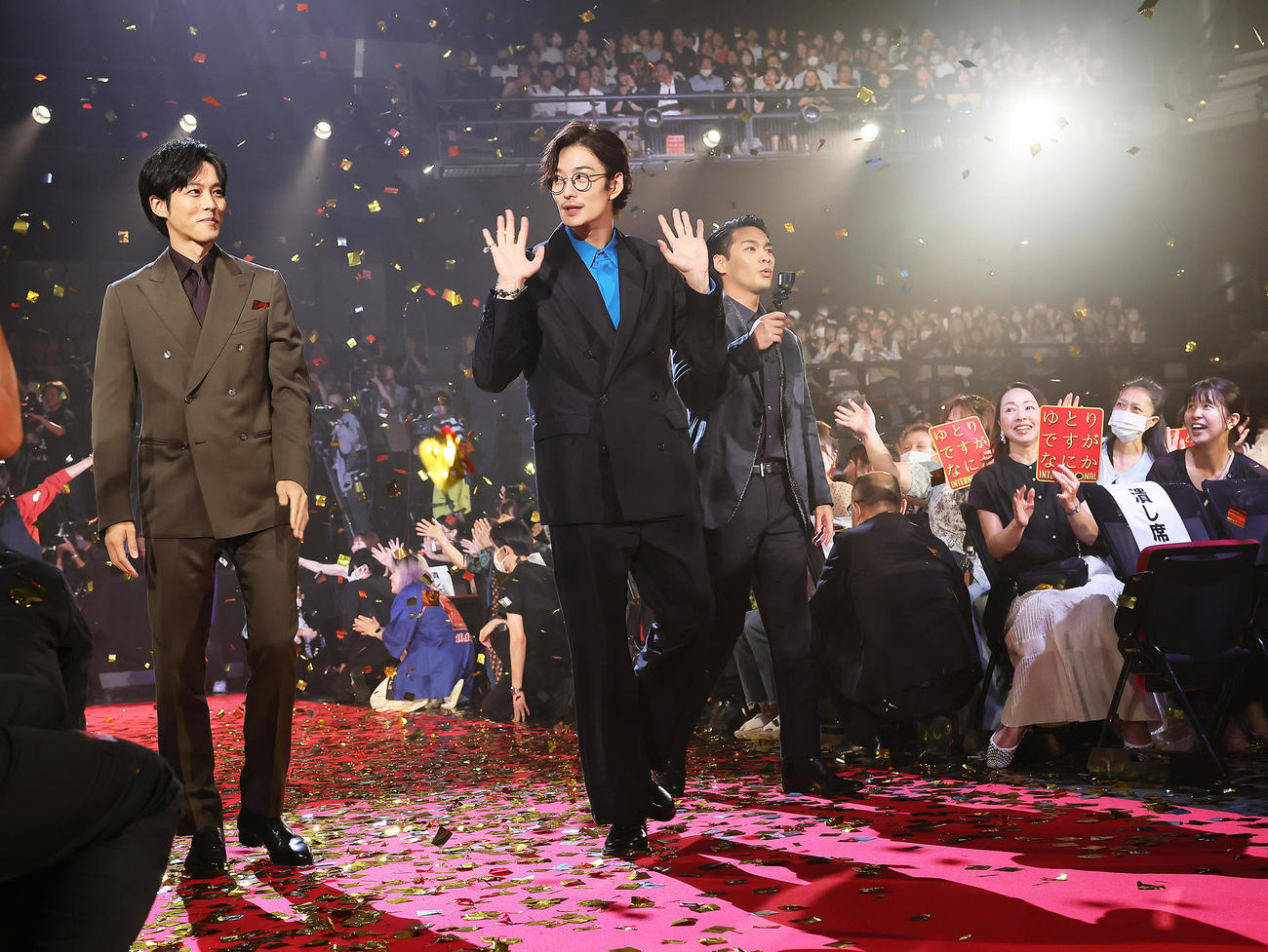 レッドカーペットに登場した、左から松坂桃李、岡田将生、柳楽優弥（撮影・足立雅史）