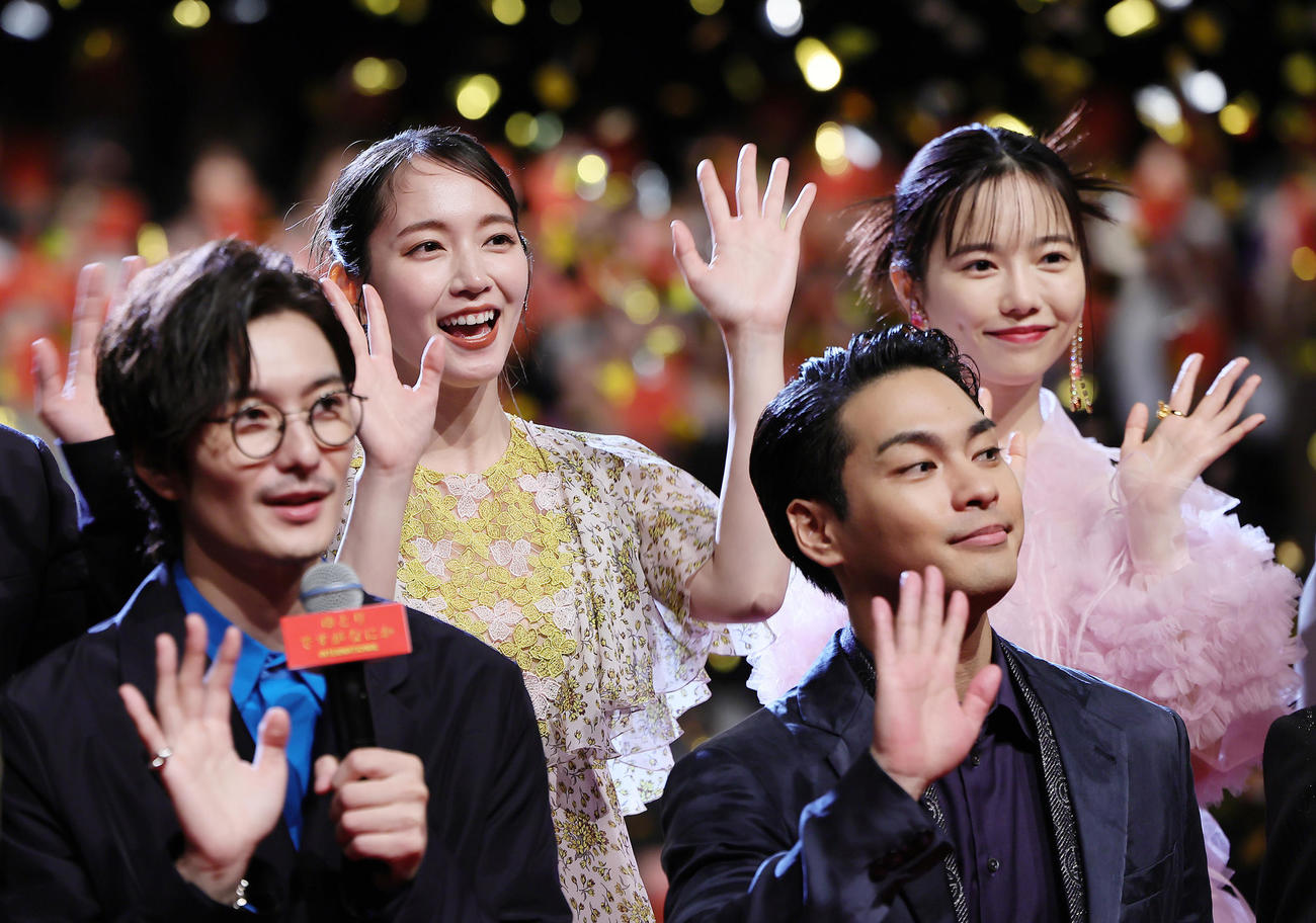 笑顔で手を振る、左から岡田将生、吉岡里帆、柳楽優弥、島崎遥香（撮影・足立雅史）