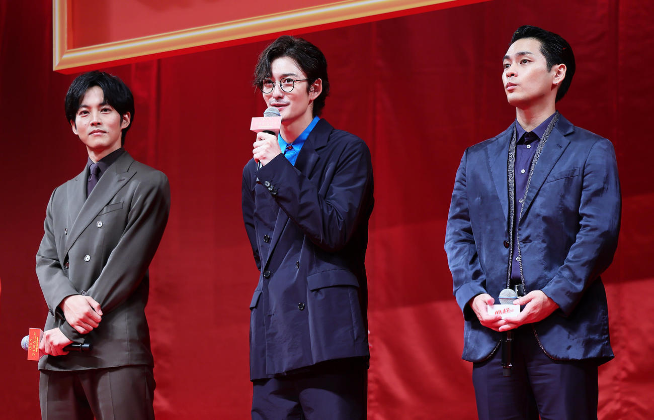 息の合ったトークを披露した、左から松坂桃李、岡田将生、柳楽優弥（撮影・足立雅史）