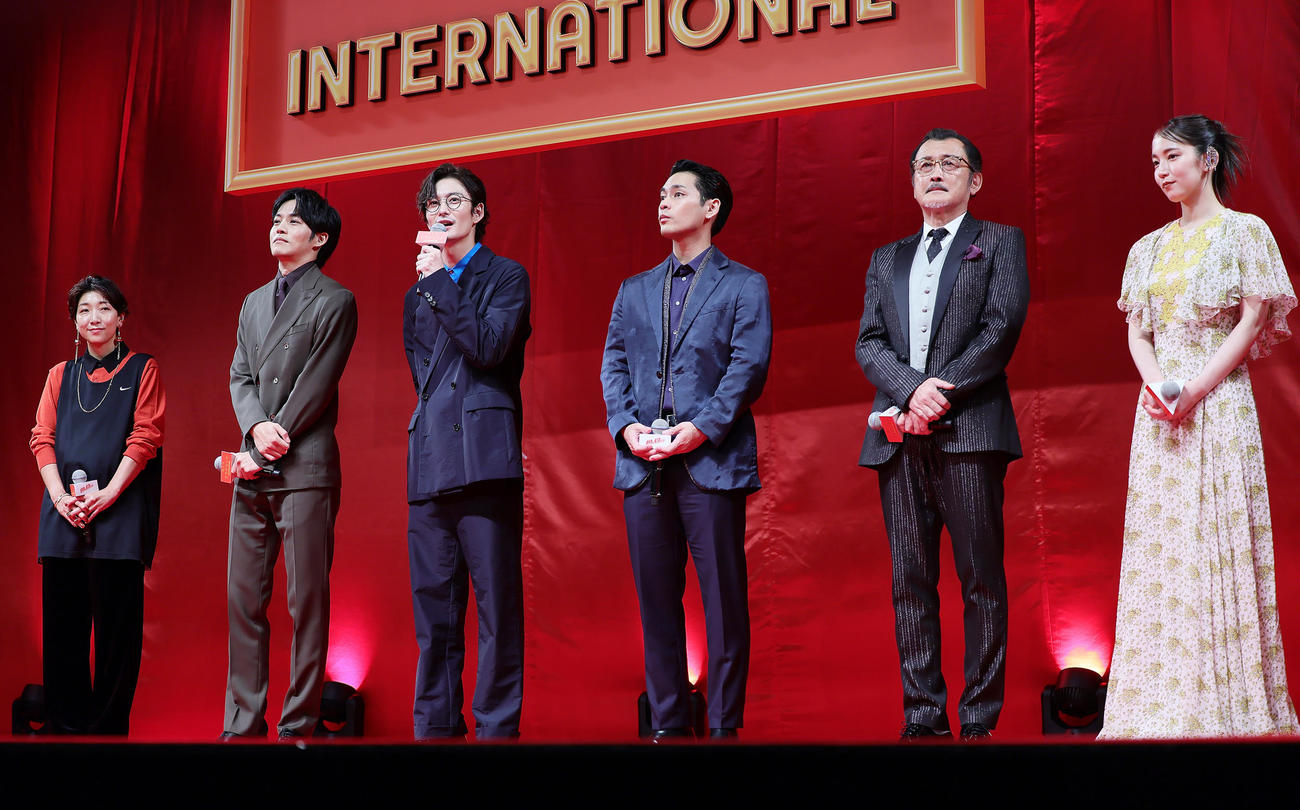 舞台あいさつに登壇した、左から安藤サクラ、松坂桃李、岡田将生、柳楽優弥、吉田鋼太郎、吉岡里帆（撮影・足立雅史）