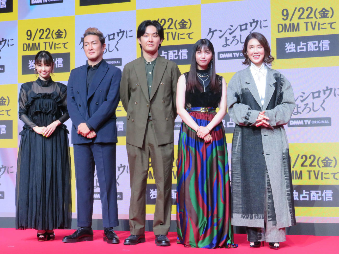 DMM TVオリジナルドラマ「ケンシロウによろしく」完成披露試写会に登壇した、左から倉科カナ、中村獅童、松田龍平、西野七瀬、筒井真理子（撮影・村上幸将）