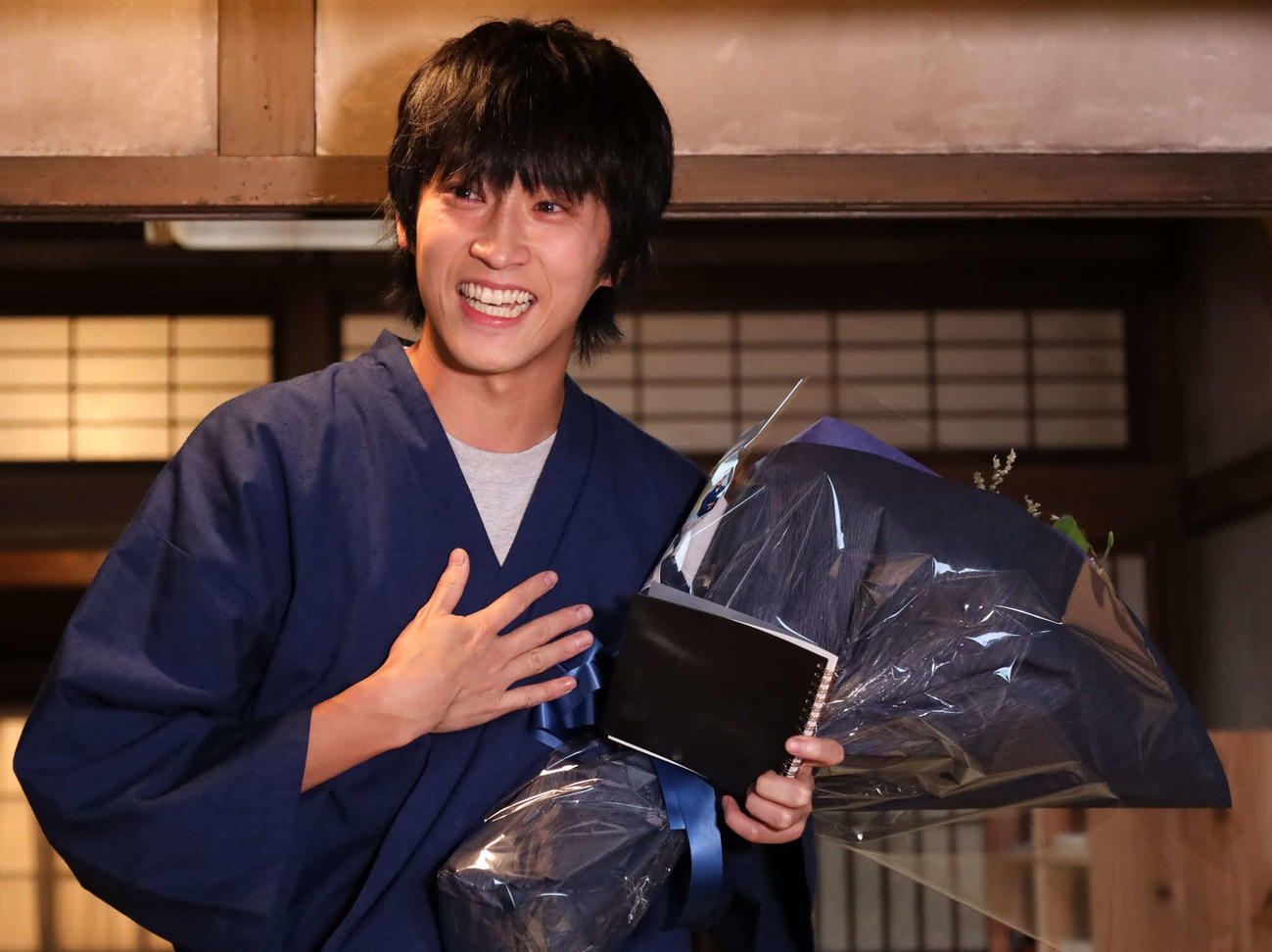 「ばらかもん」のクランクアップを迎えた杉野遥亮（C）フジテレビ