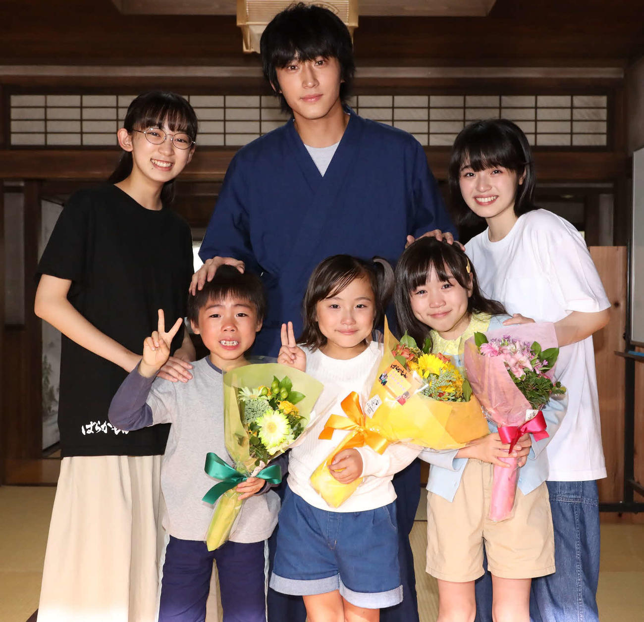 「ばらかもん」のクランクアップを迎えた_上段左から近藤華、杉野遥亮、豊嶋花、下段左から加藤叶和、宮崎莉里沙、寺田藍月（C）フジテレビ
