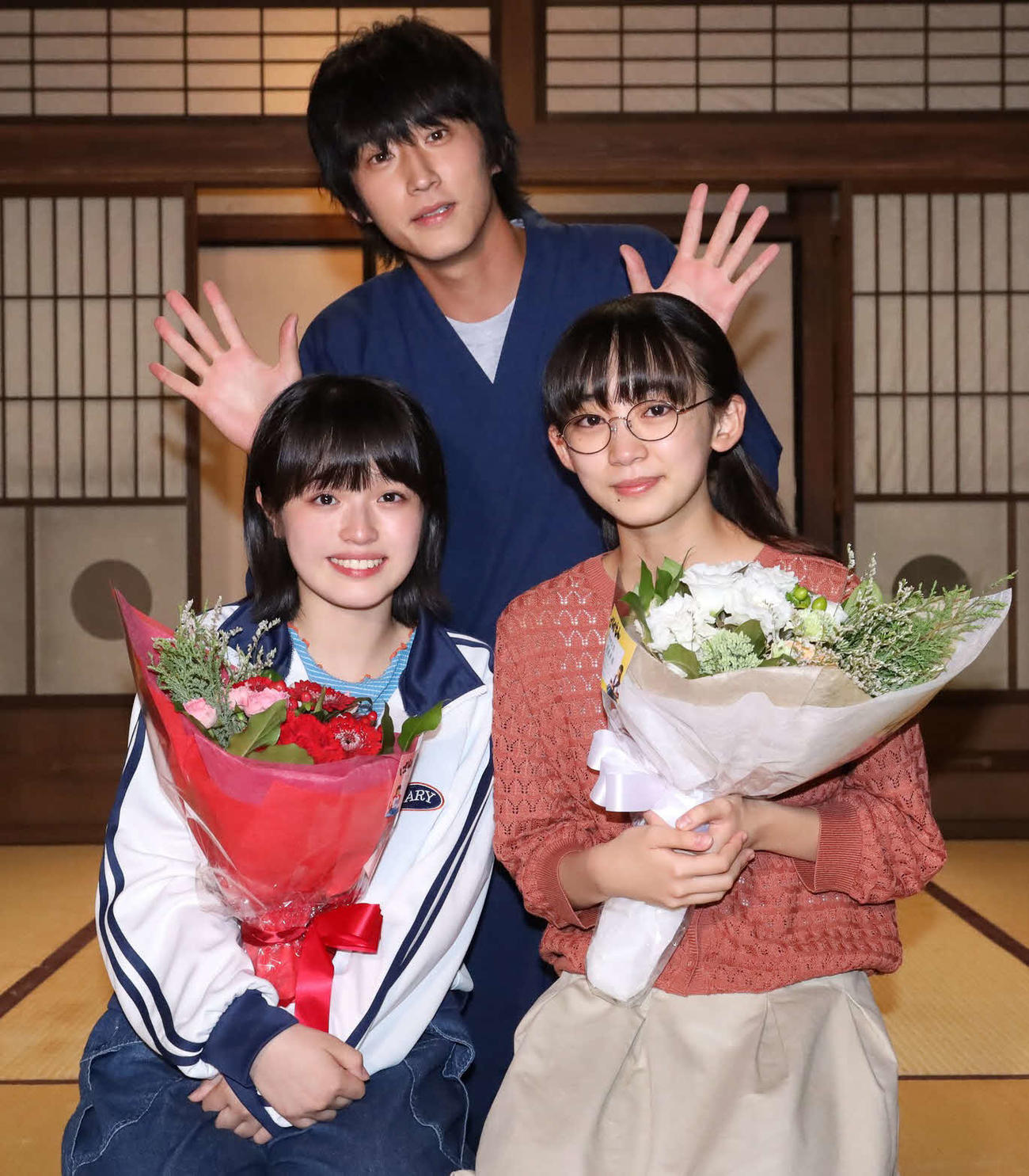 「ばらかもん」のクランクアップを迎えた、_左から豊嶋花、杉野遥亮、近藤華（C）フジテレビ