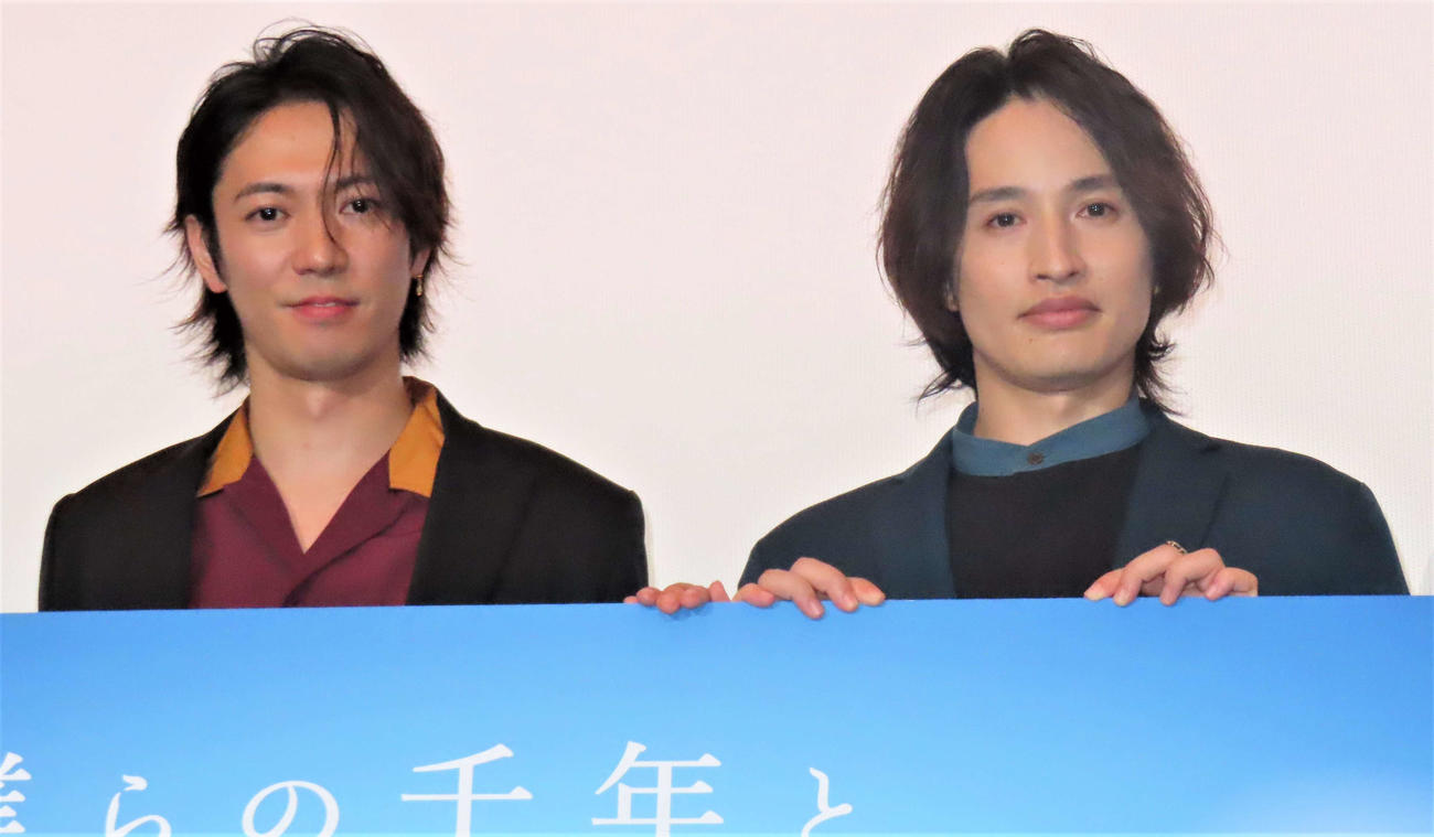 映画「僕らの千年と君が死ぬまでの30日間」完成披露舞台あいさつに出席したふぉ～ゆ～辰巳雄大（左）と浜中文一