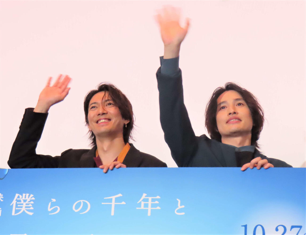 映画「僕らの千年と君が死ぬまでの30日間」完成披露舞台あいさつに出席したふぉ～ゆ～辰巳雄大（左）と浜中文一