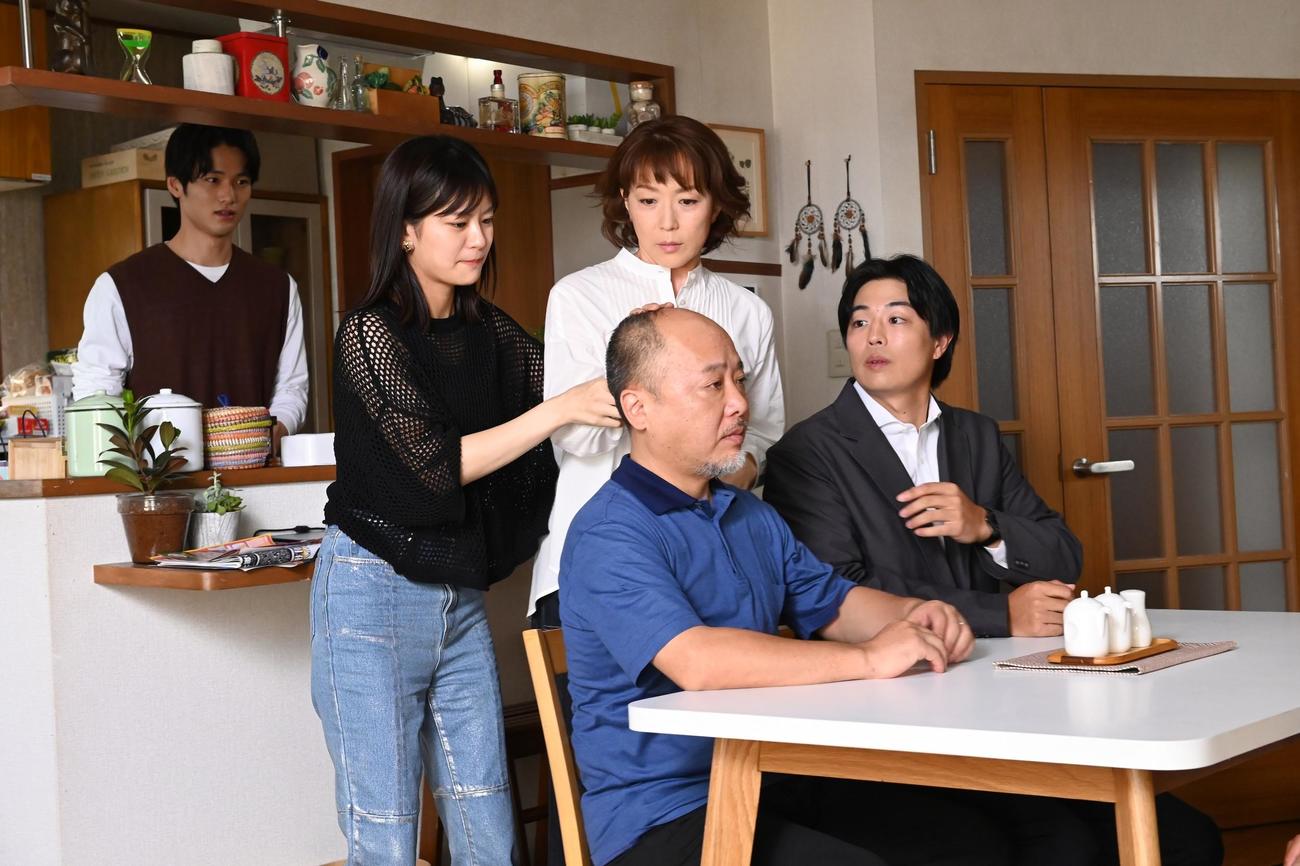 「この素晴らしき世界」に出演する、左から中川大輔、永瀬莉子、若村麻由美、マキタスポーツ、時任勇気（C）フジテレビ