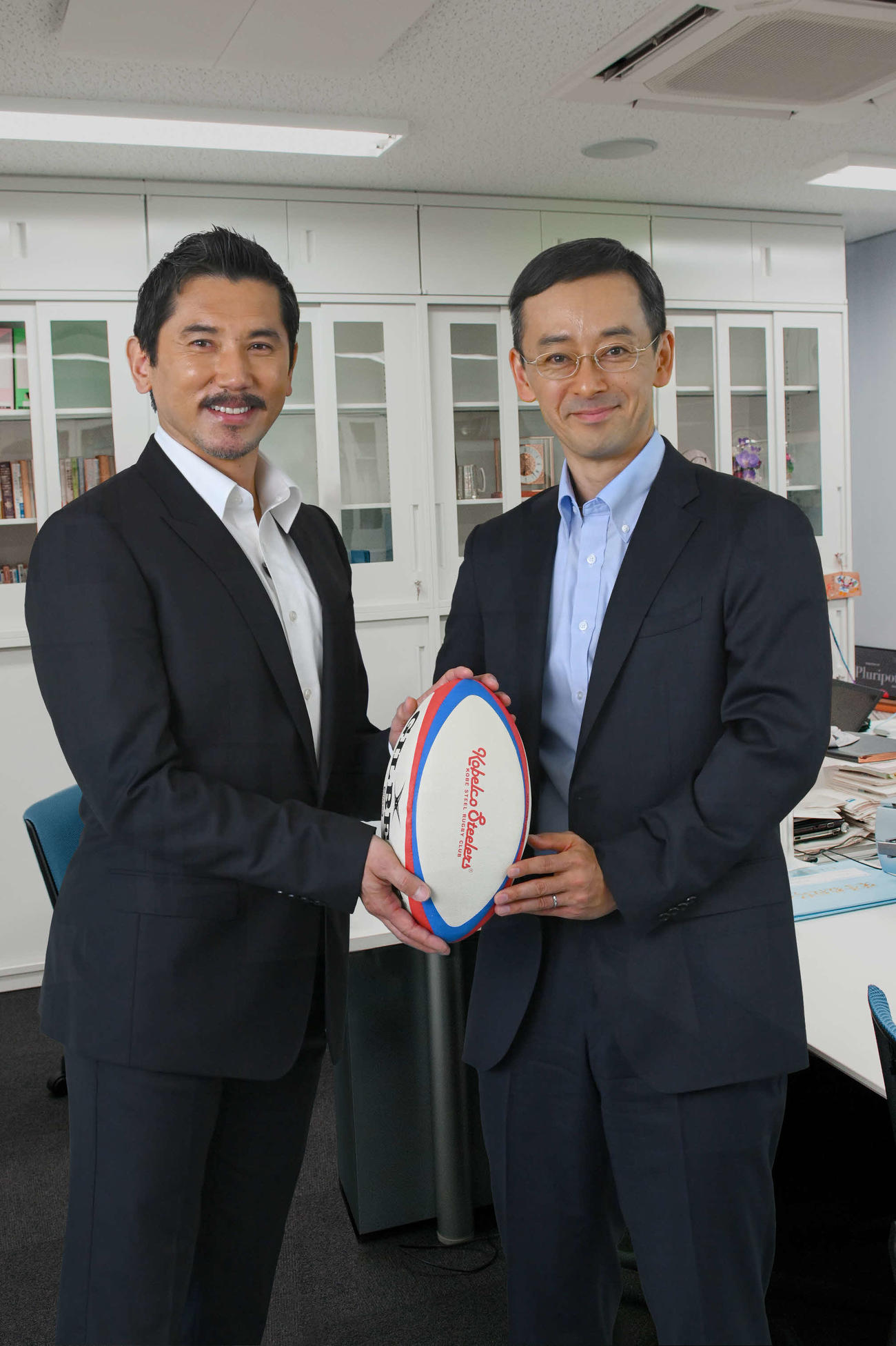テレビ朝日系ドラマスペシャル「友情～平尾誠二と山中伸弥『最後の一年』～」に出演する本木雅弘（左）と滝藤賢一