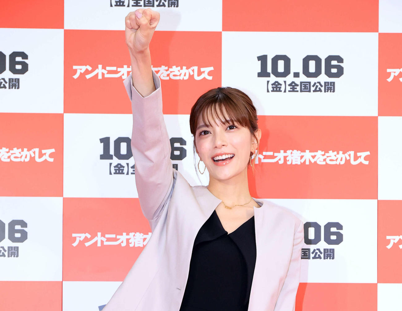レッドカーペットで「1、2、3、ダー！」をするテレビ朝日の三谷紬アナウンサー（撮影・浅見桂子）