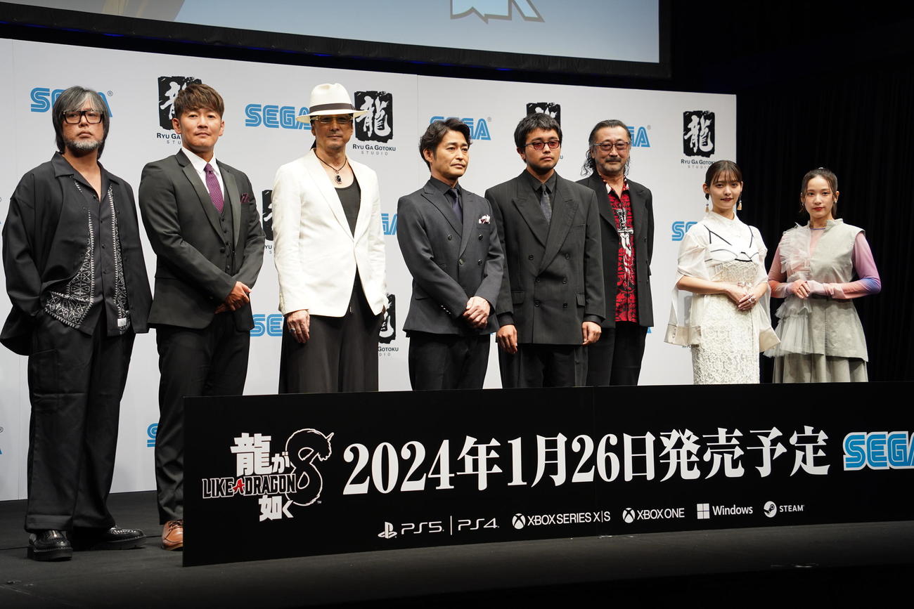 「RGG SUMMIT FALL2023　龍が如くスタジオ　新作発表会」に登壇者した、左から横山昌義氏、中谷一博、黒田崇矢、安田顕、井口理、大塚明夫、上坂すみれ、伊波杏樹（撮影・佐藤勝亮）