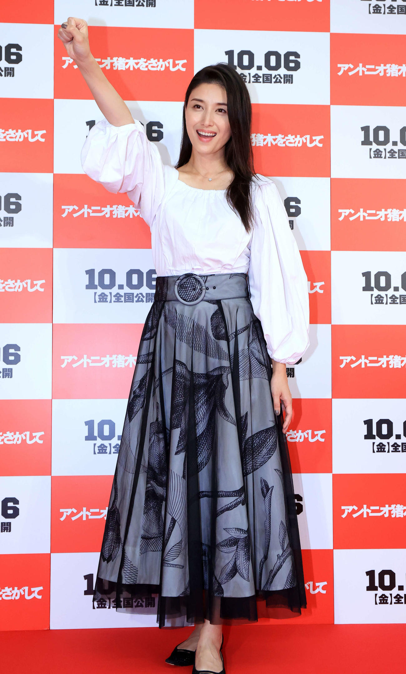 レッドカーペットで「1、2、3、ダー！」をする橋本マナミ（撮影・浅見桂子）