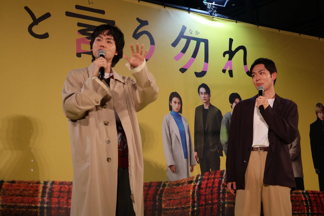 大阪・梅田で映画「ミステリと言う勿れ」の公開御礼トークショーを行った菅田将暉（左）、松下洸平（撮影・松浦隆司）