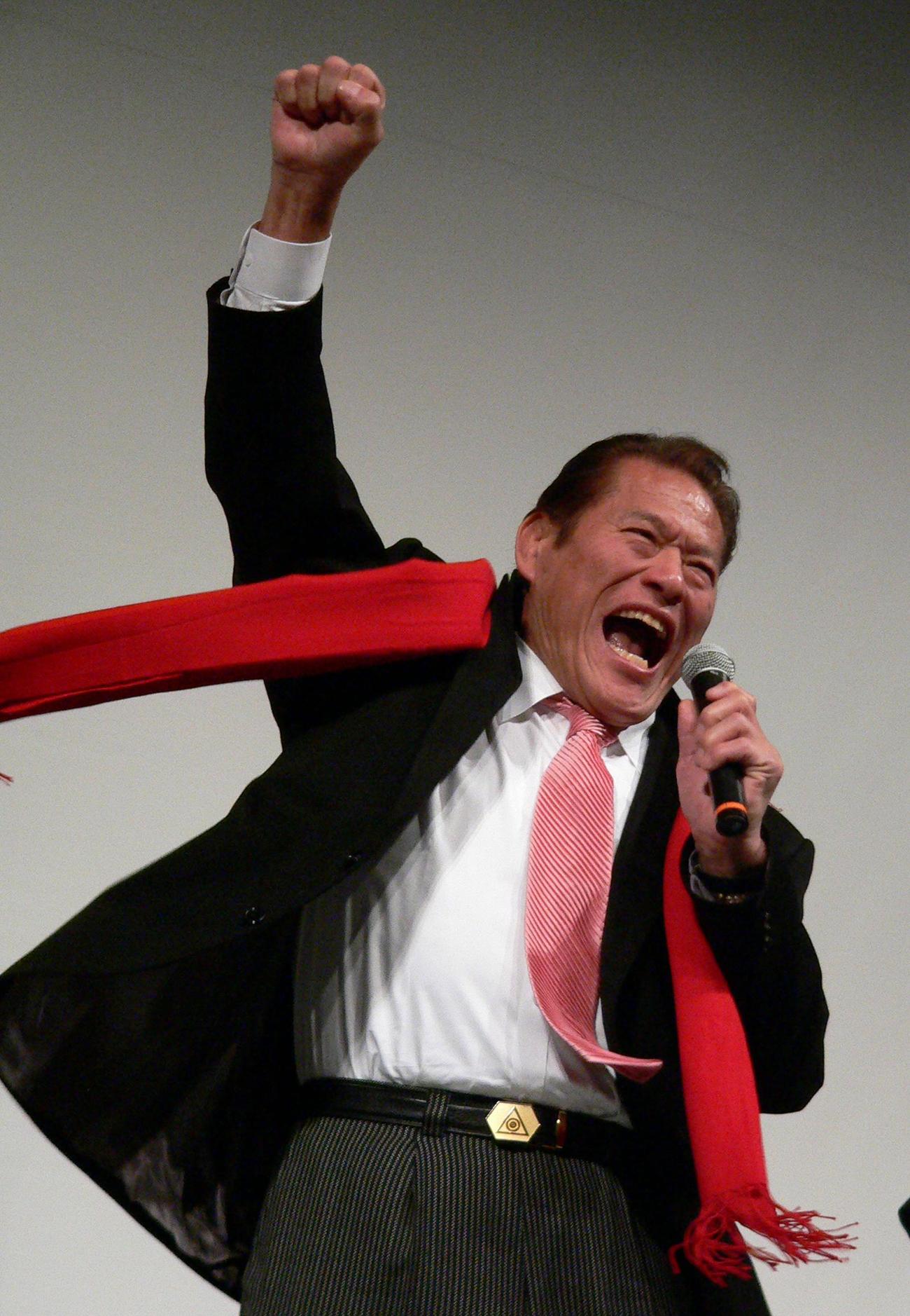「1、2、3、ダーッ」を披露するアントニオ猪木さん（2006年1月19日撮影）