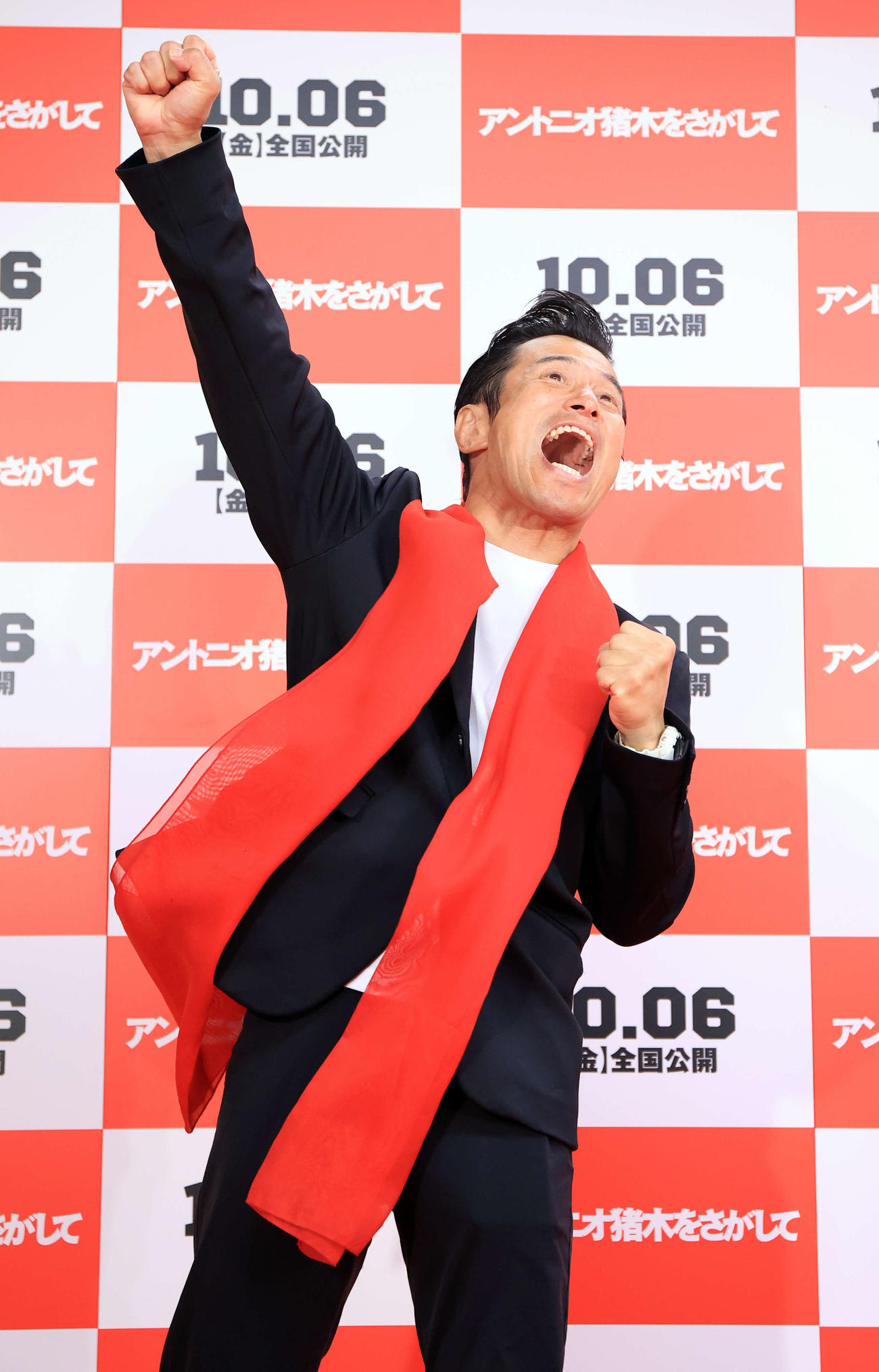 レッドカーペットで「1、2、3、ダー！」をするアントニオ小猪木（撮影・浅見桂子）