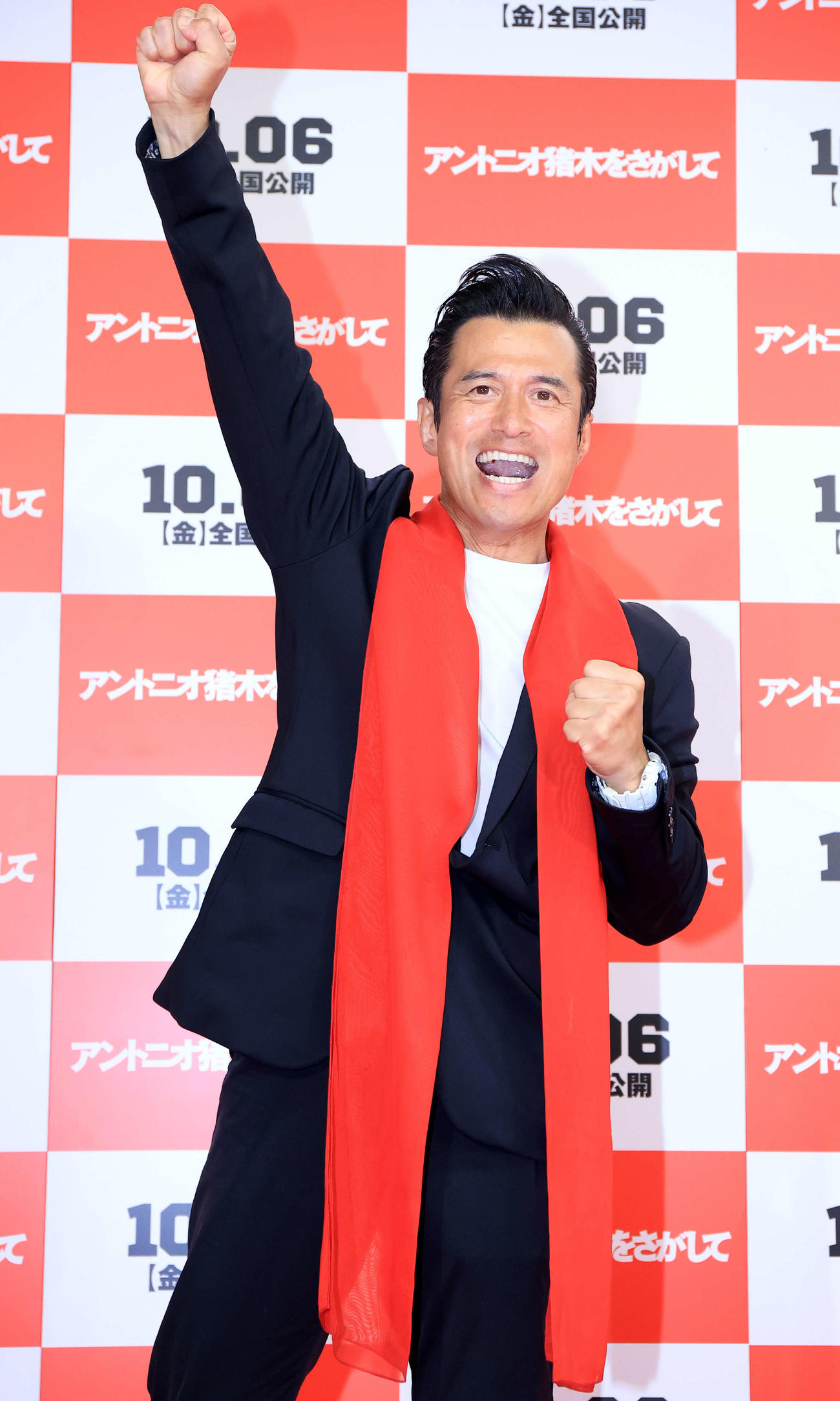 ドキュメンタリー映画「アントニオ猪木をさがして」完成披露試写会のレッドカーペットで「1、2、3、ダー！」をするアントニオ小猪木（撮影・浅見桂子）