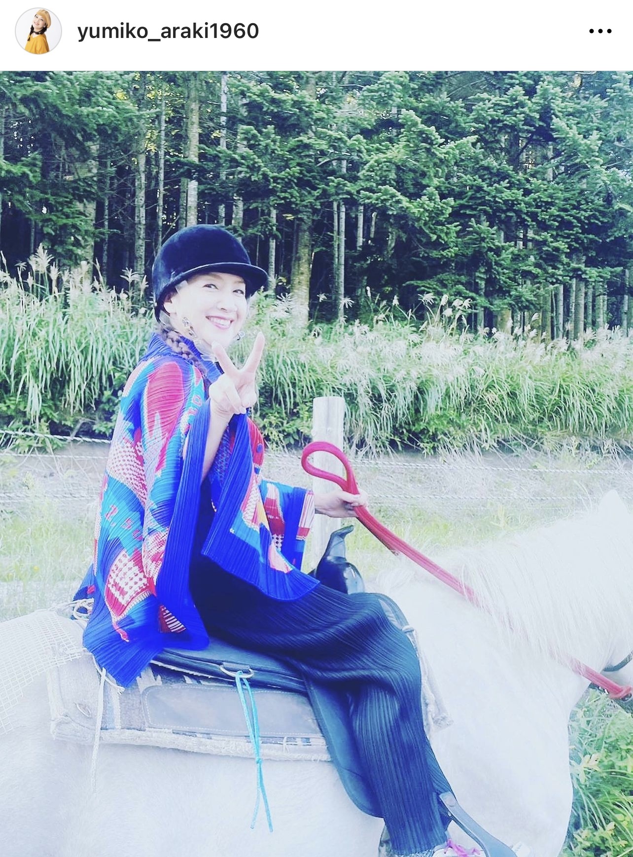 ピースする荒木由美子（荒木由美子のインスタグラムから）