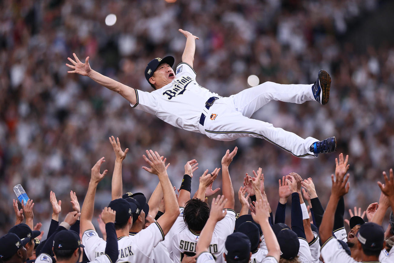 オリックス対ロッテ　パ・リーグ3連覇を決め、選手に胴上げされるオリックス中嶋監督（撮影・上山淳一）