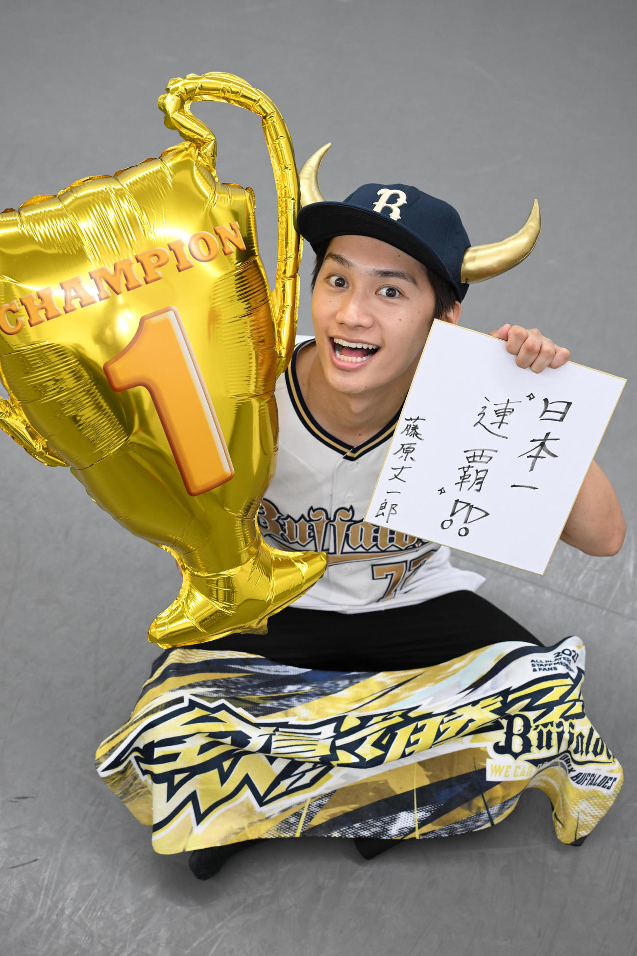 ポーズを決めるなにわ男子・藤原丈一郎（撮影・石井愛子）