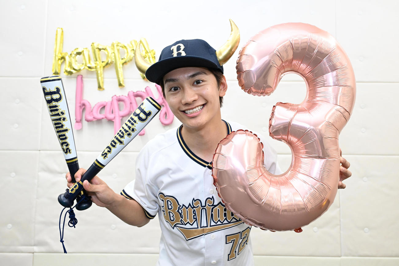 リーグ3連覇に最高の笑顔を見せるなにわ男子の藤原丈一郎（撮影・石井愛子）