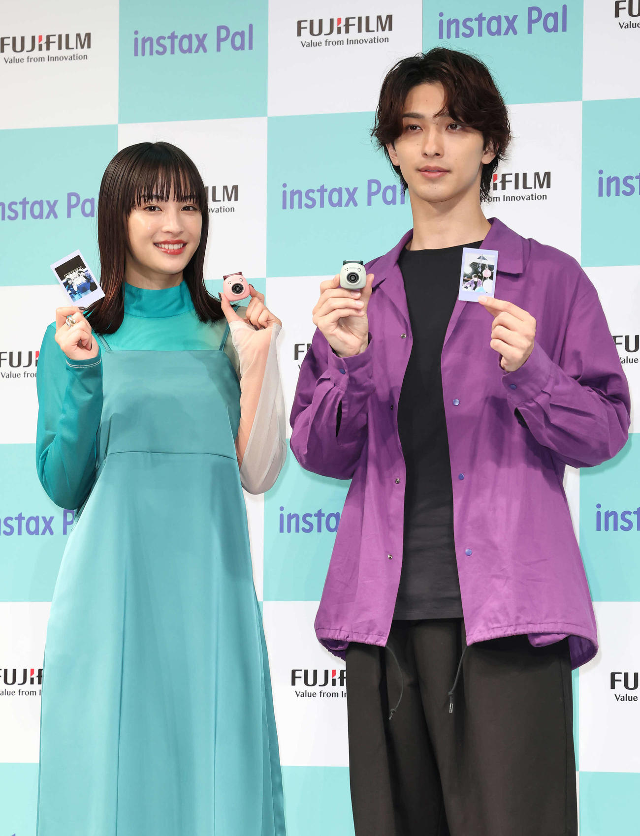 新製品を手に写真に納まる広瀬すずと横浜流星（撮影・丹羽敏通）
