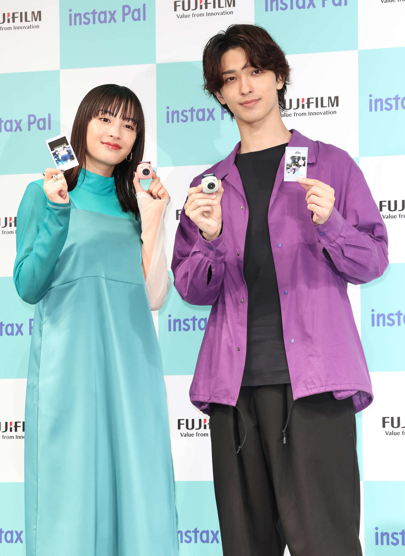 新製品を手に写真に納まる広瀬すずと横浜流星（撮影・丹羽敏通）