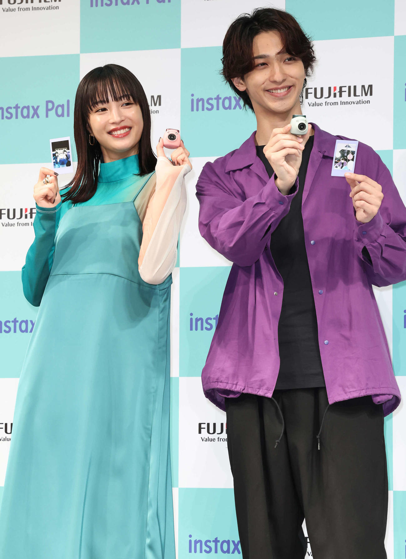 新製品を手に写真に納まる広瀬すずと横浜流星（撮影・丹羽敏通）